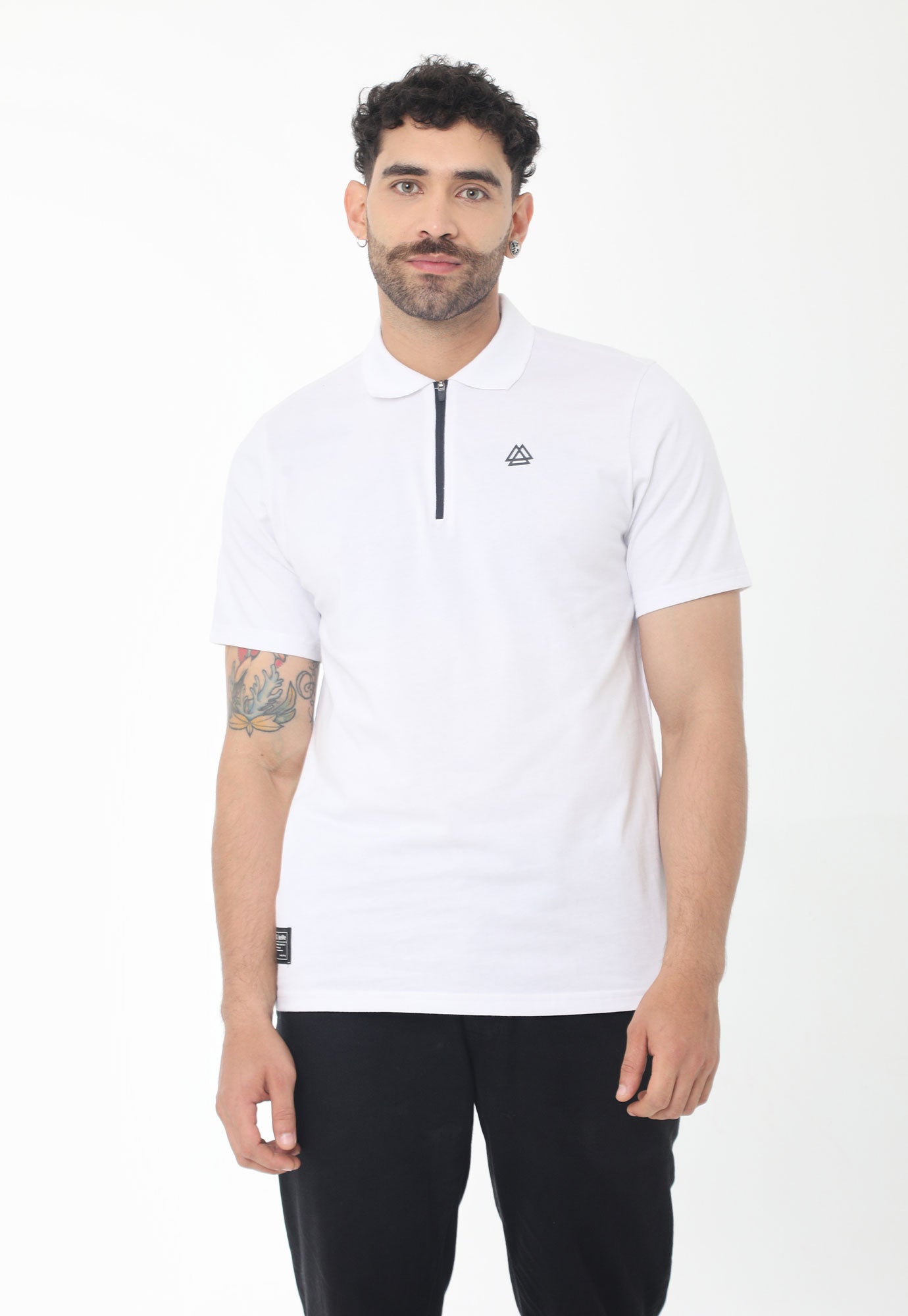 Camiseta polo blanca manga corta, con cierre en escote y detalle en frente para hombre