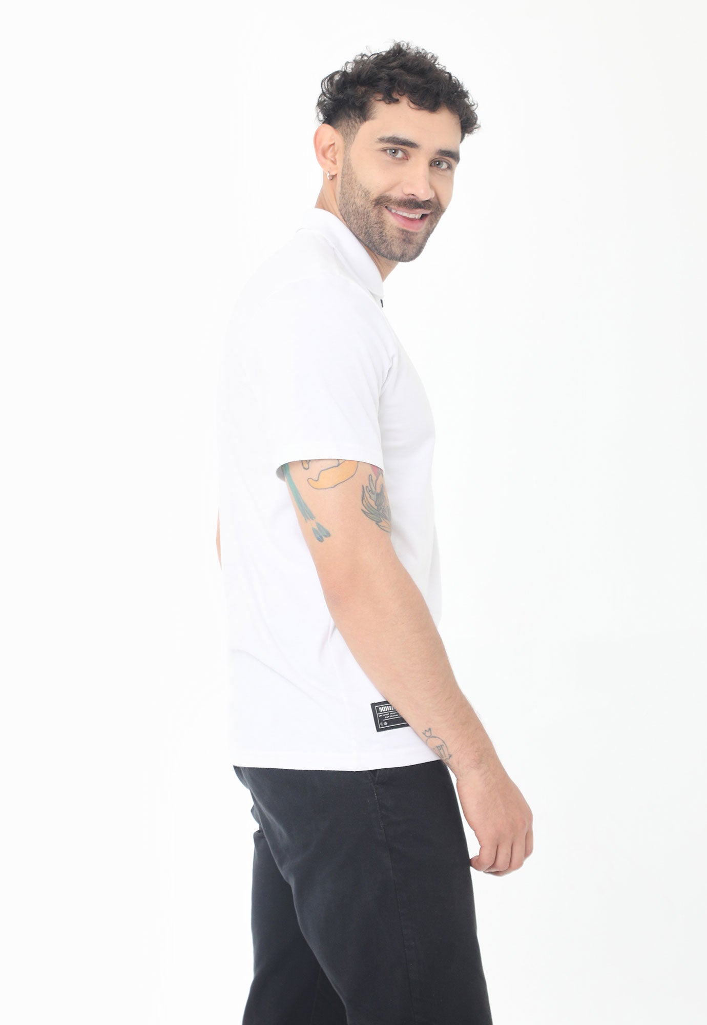 Camiseta polo blanca manga corta, con cierre en escote y detalle en frente para hombre