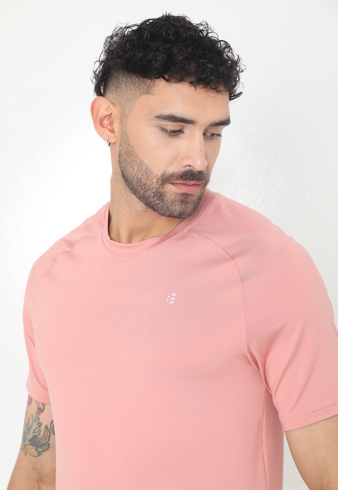 Camiseta deportiva rosa manga corta silueta semi-ajustada con cuello redondo para hombre