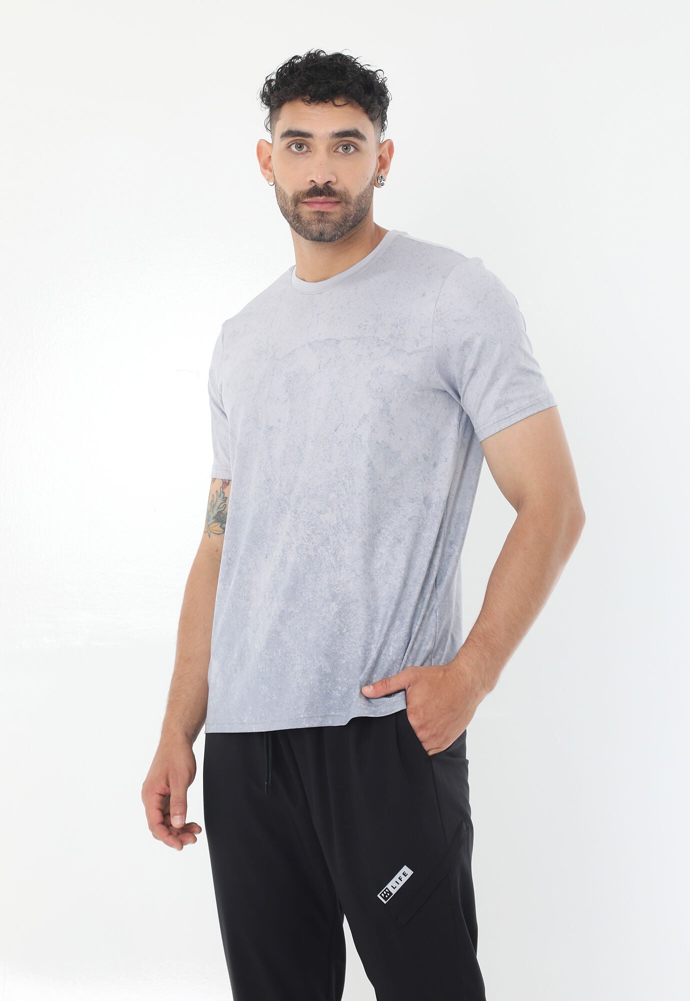 Camiseta deportiva gris silueta semi ajustada con cuello redondo sublimada para hombre