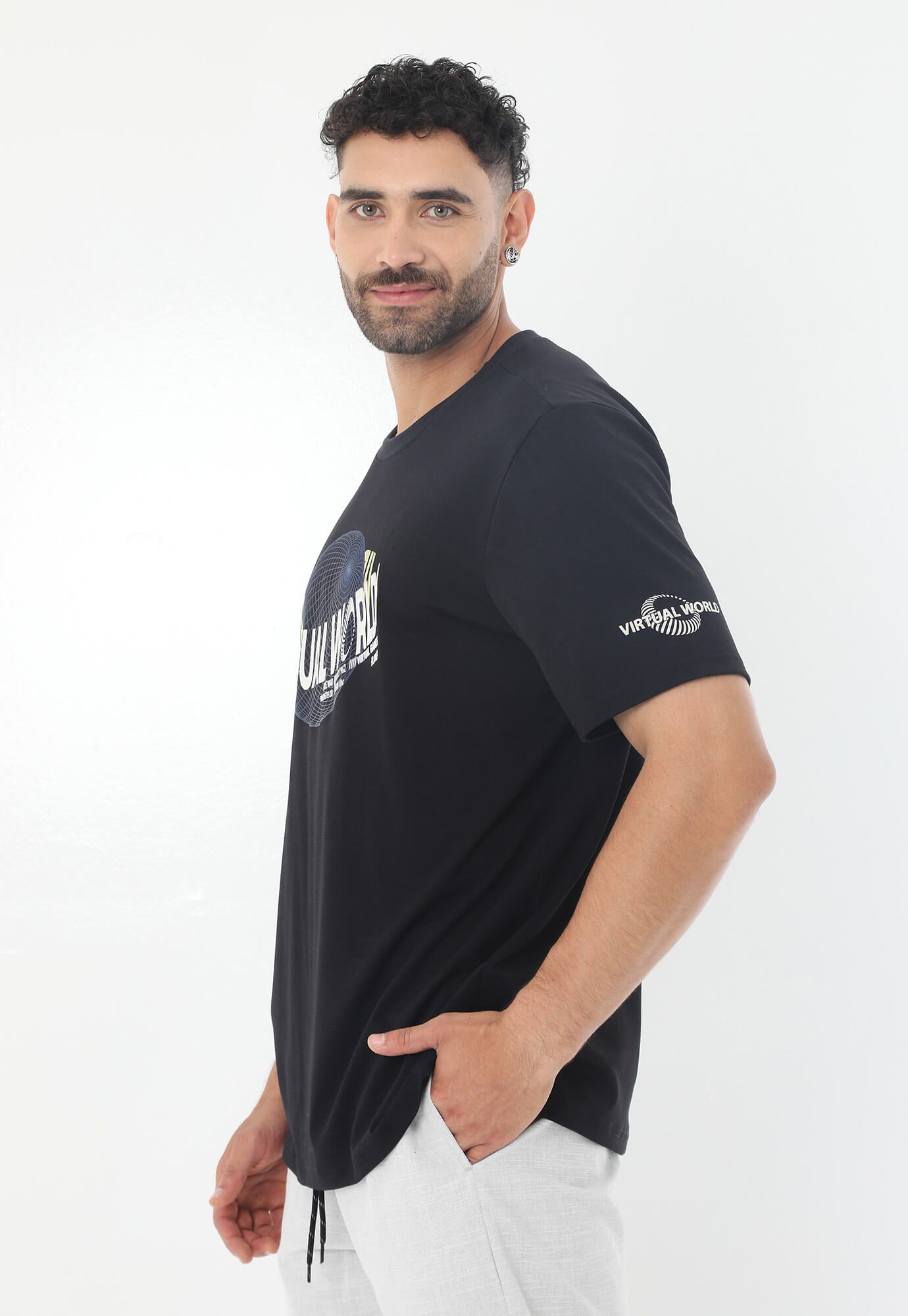 Camiseta Negra Con Estampado Frontal Para Hombre