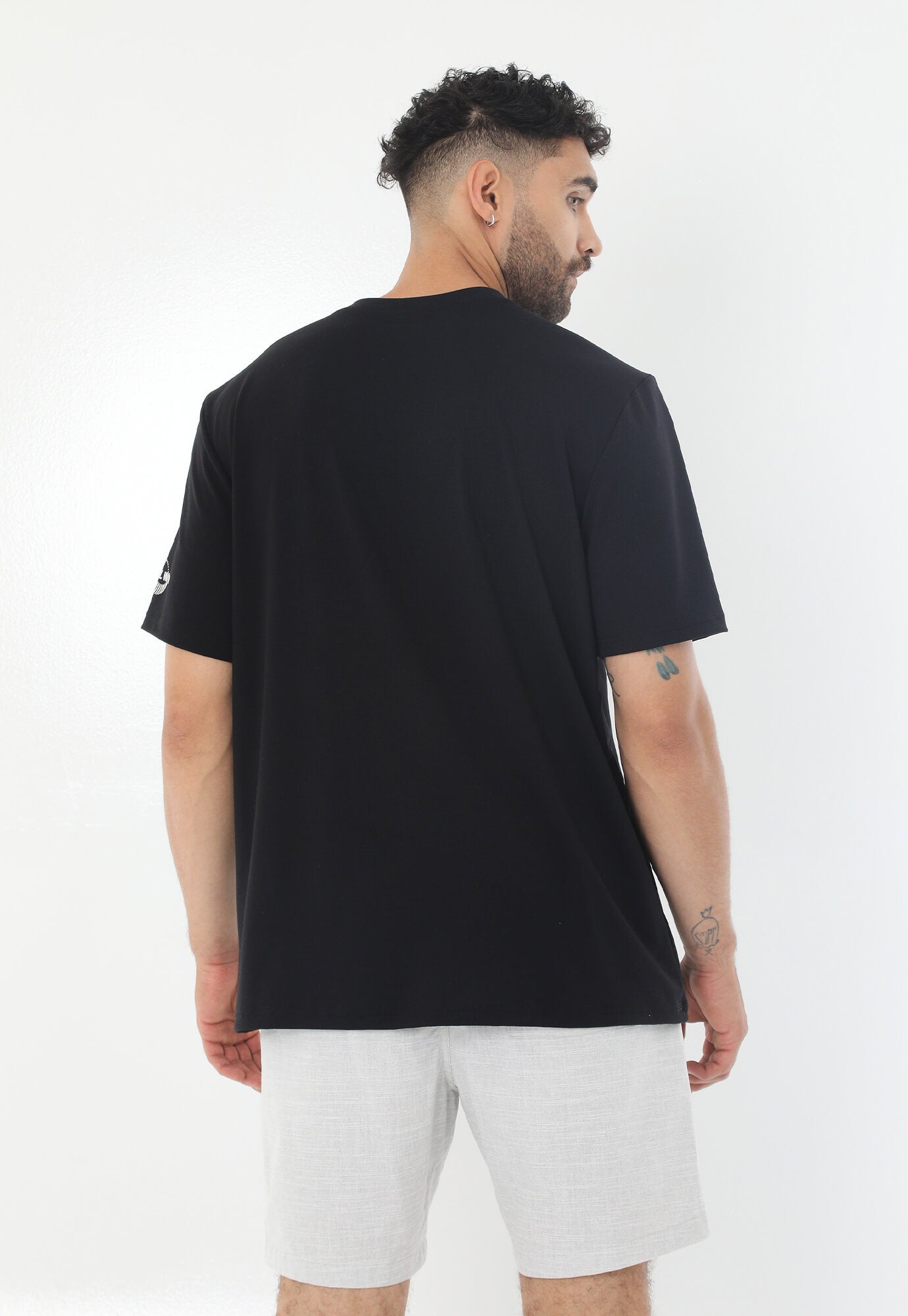 Camiseta Negra Con Estampado Frontal Para Hombre