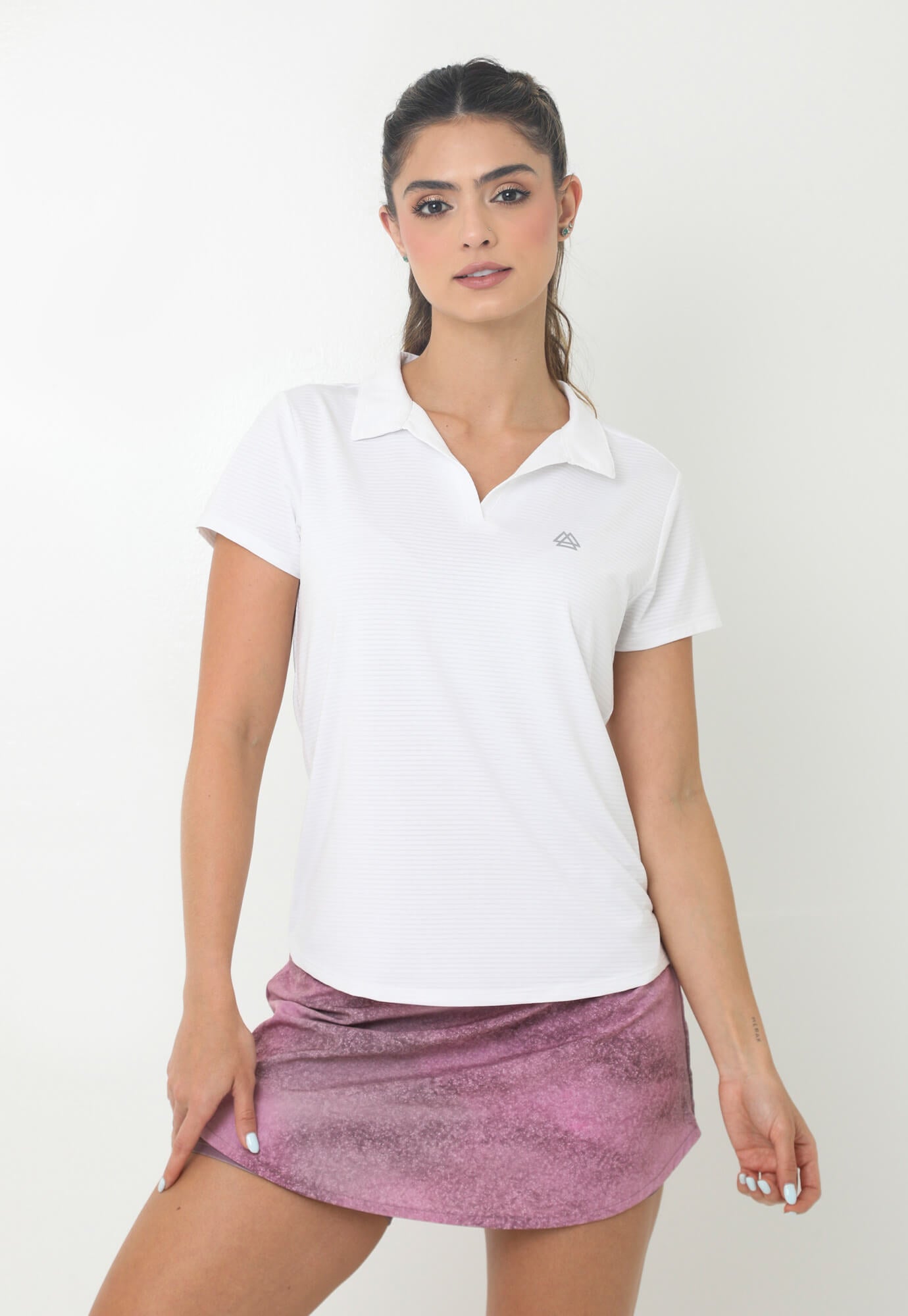 Camiseta deportiva blanca tipo polo, cuello camisero y transfer reflectivo en frente para mujer