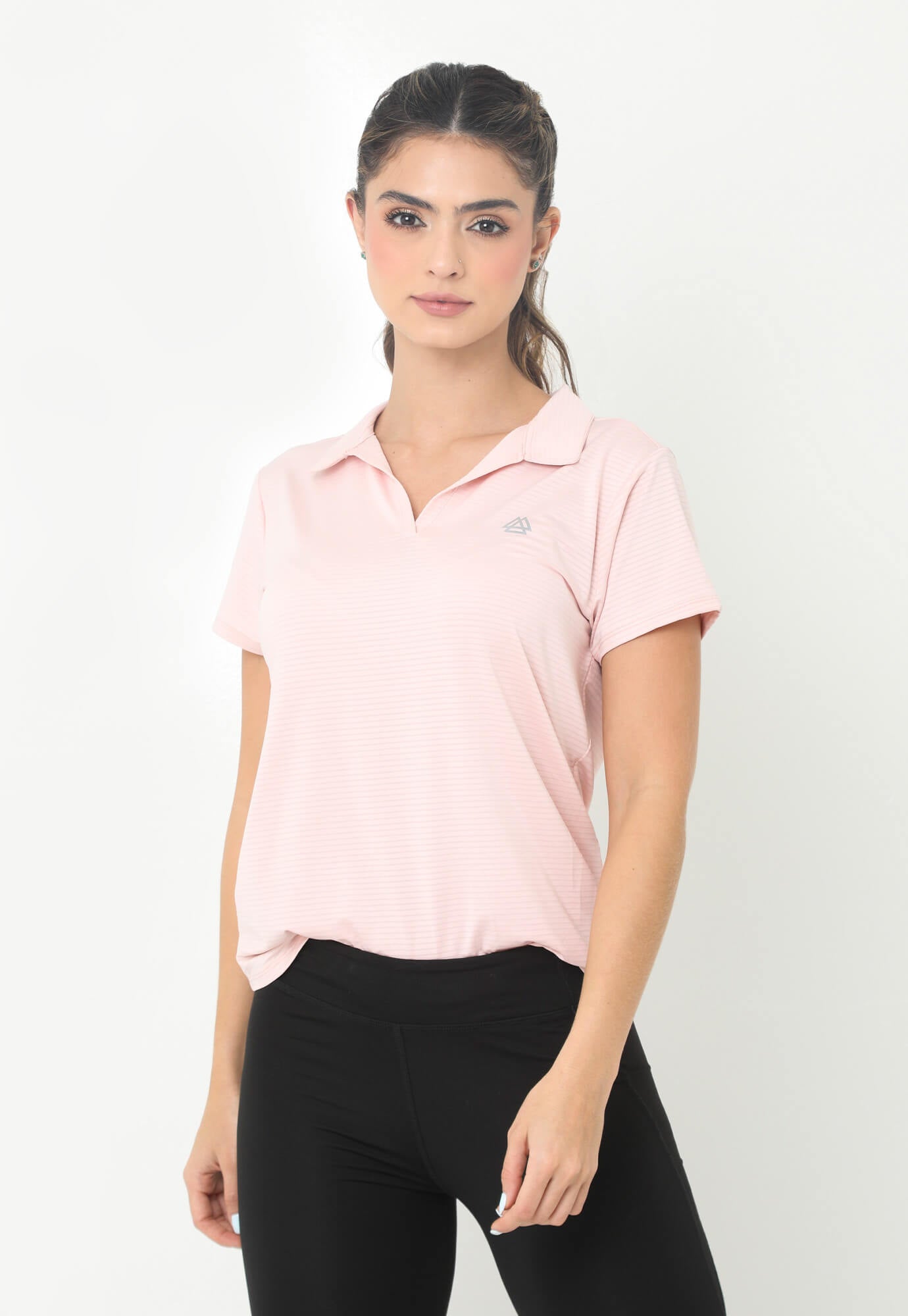 Camiseta deportiva rosada con cuello camisero y transfer reflectivo en frente para mujer
