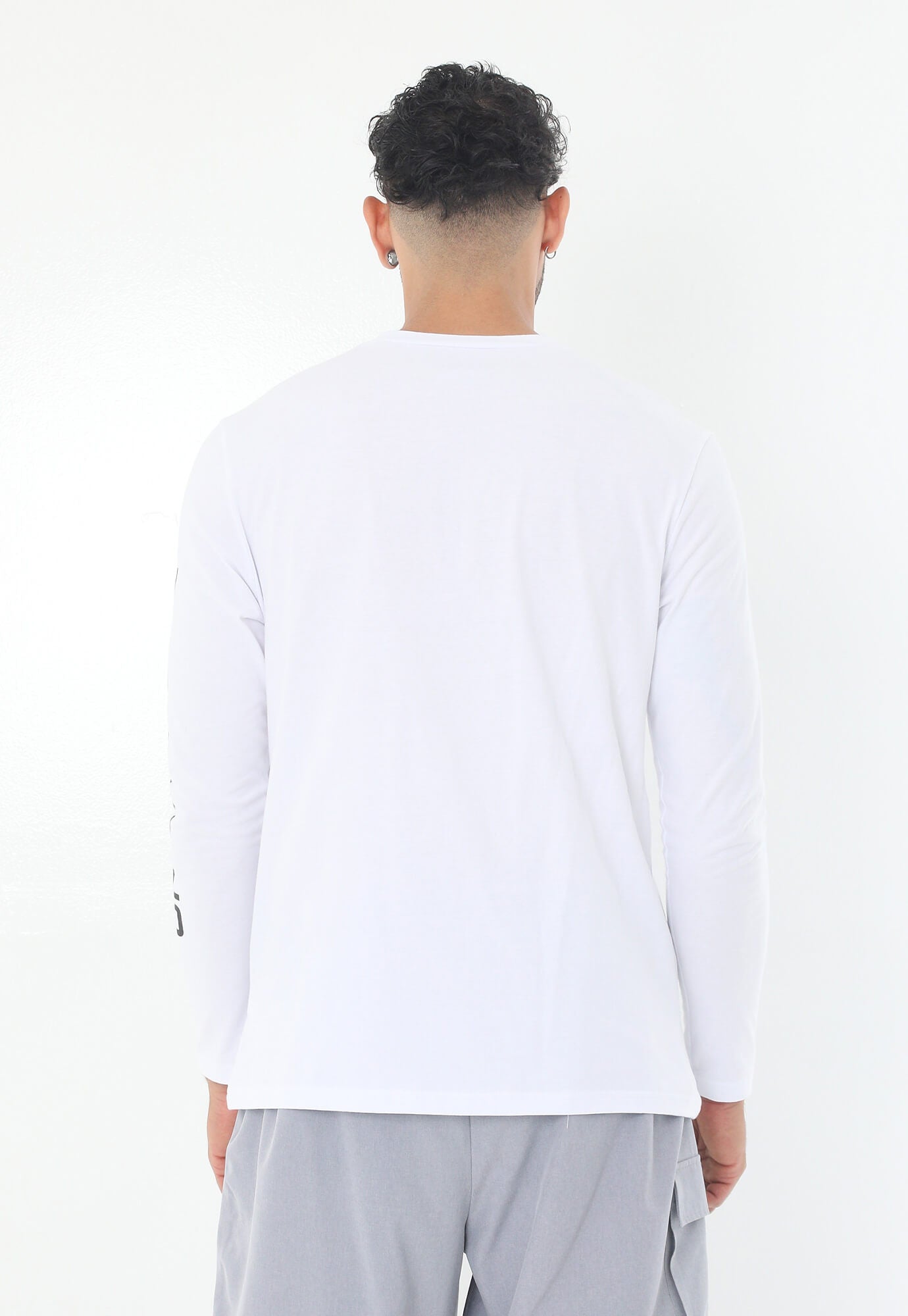 Camiseta Blanca Manga Larga Con Estampado Frontal Para Hombre
