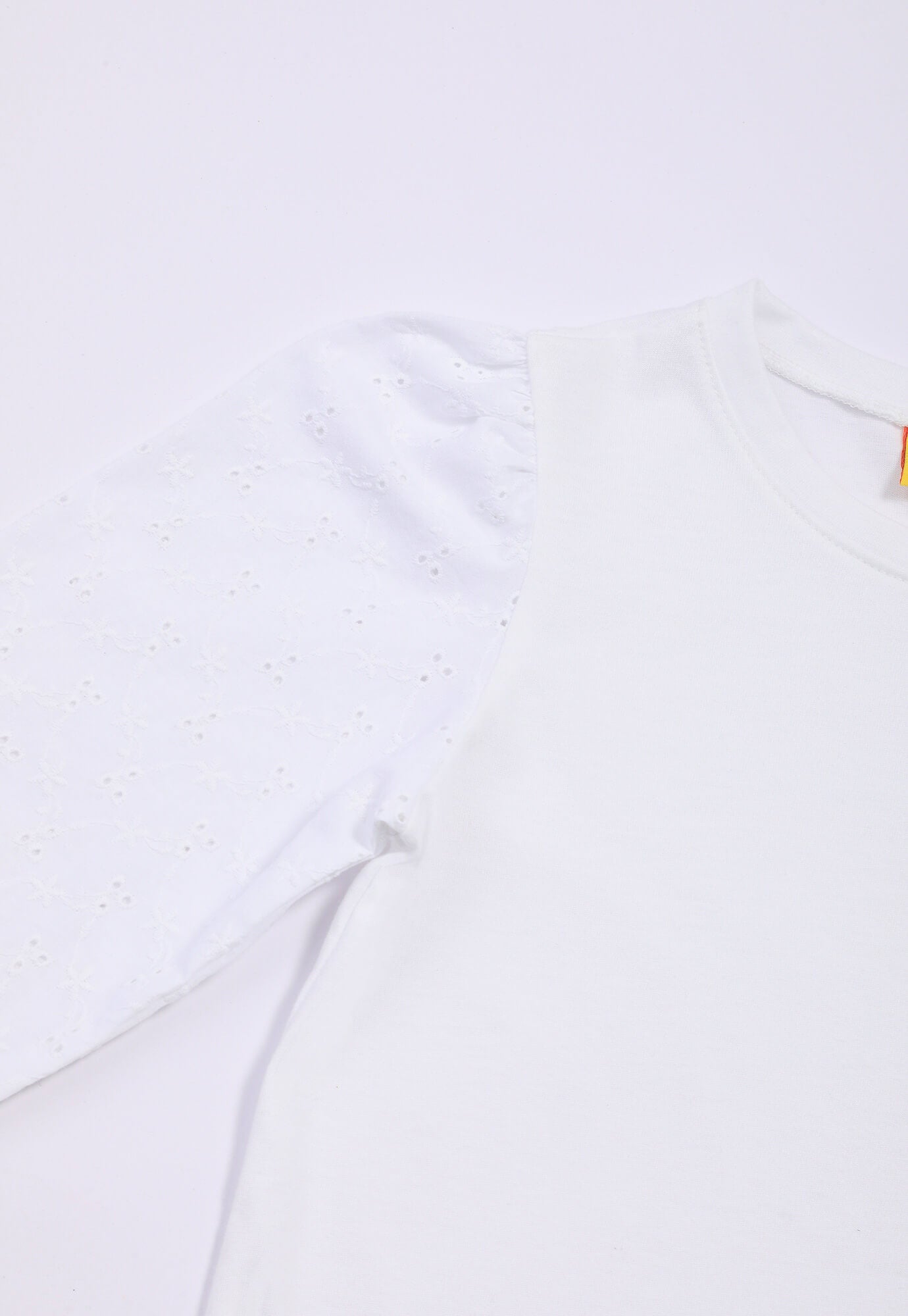Camiseta blanca manga larga en ojalillo y resortada para bebé niña