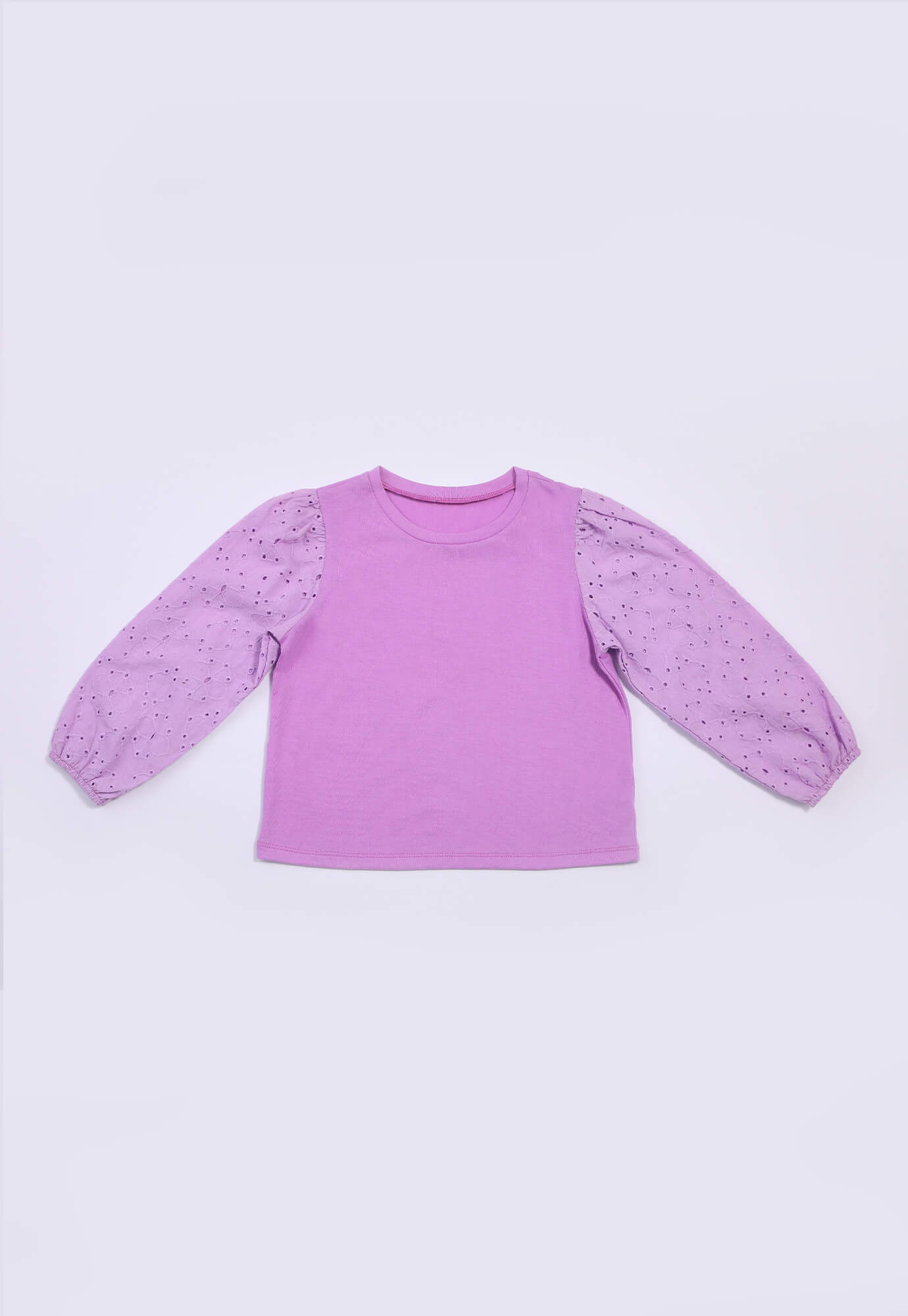 Camiseta violeta claro manga larga en ojalillo y resortada para bebé niña