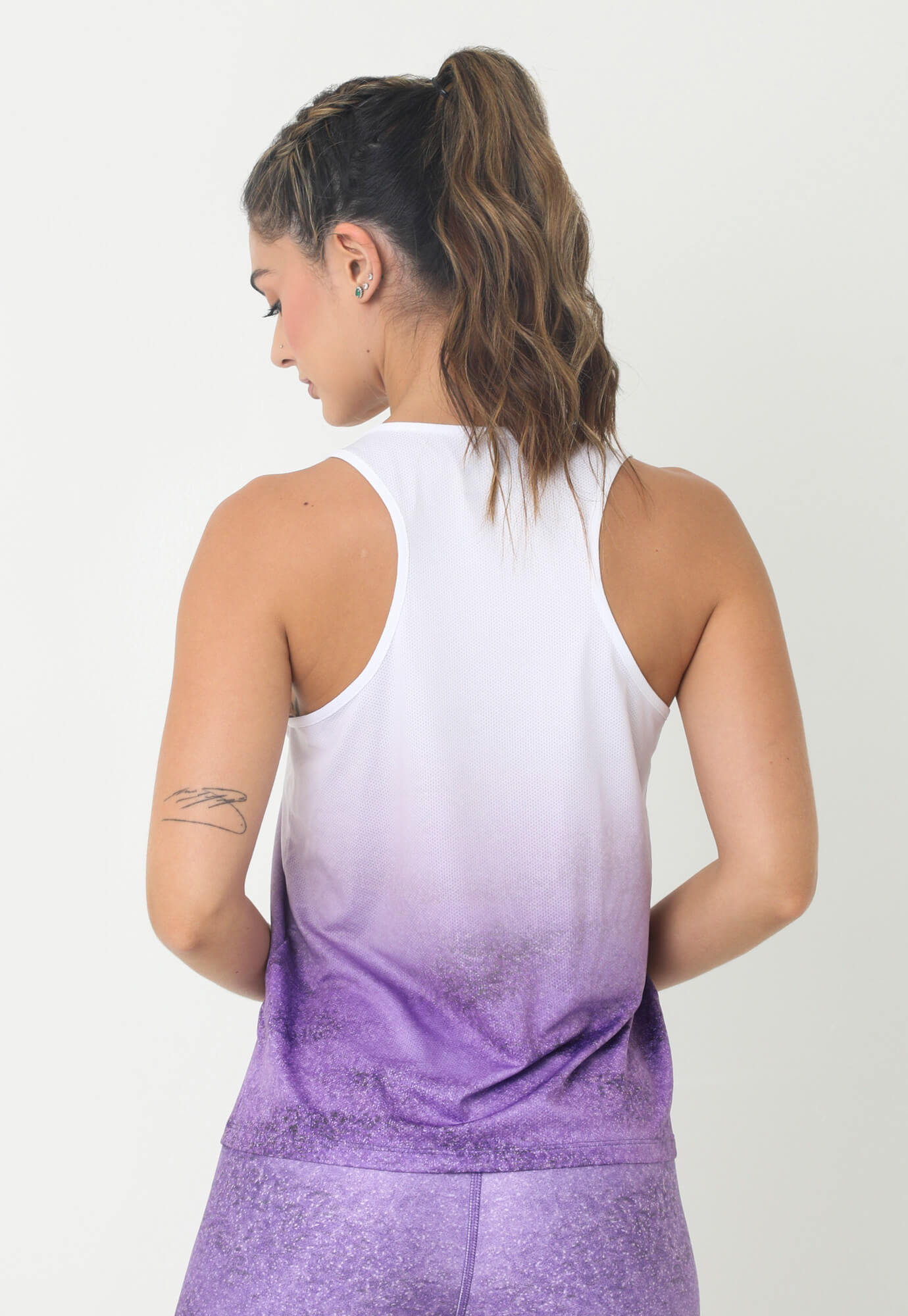 Camiseta deportiva morado lavanda sublimada en degradé y manga sisa sesgada para mujer