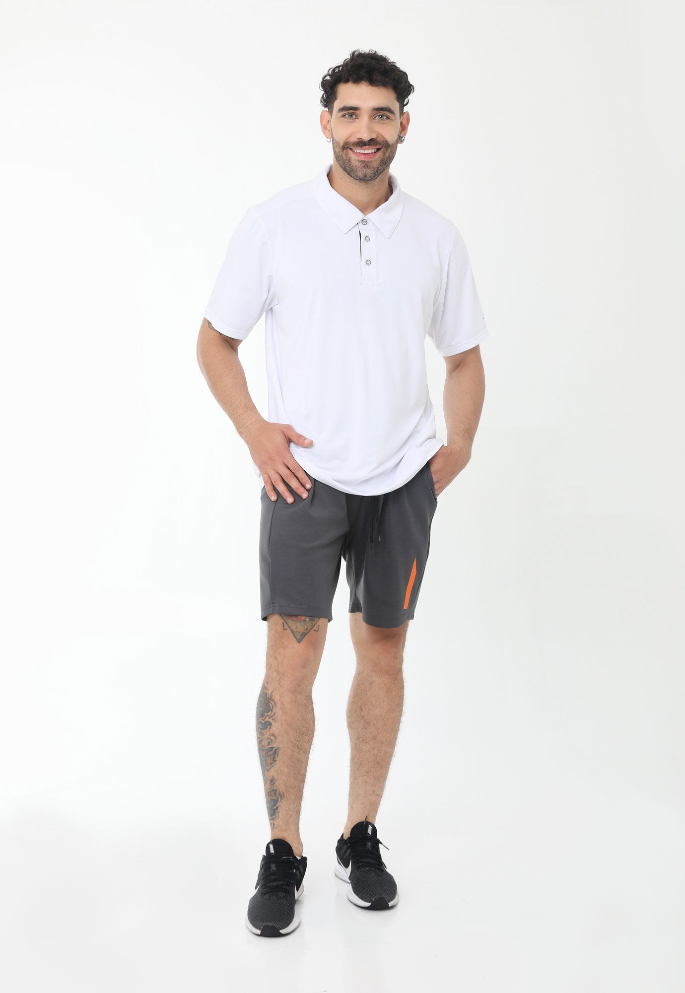 Camiseta polo deportiva blanca con perilla interna y almilla en tela contraste para hombre