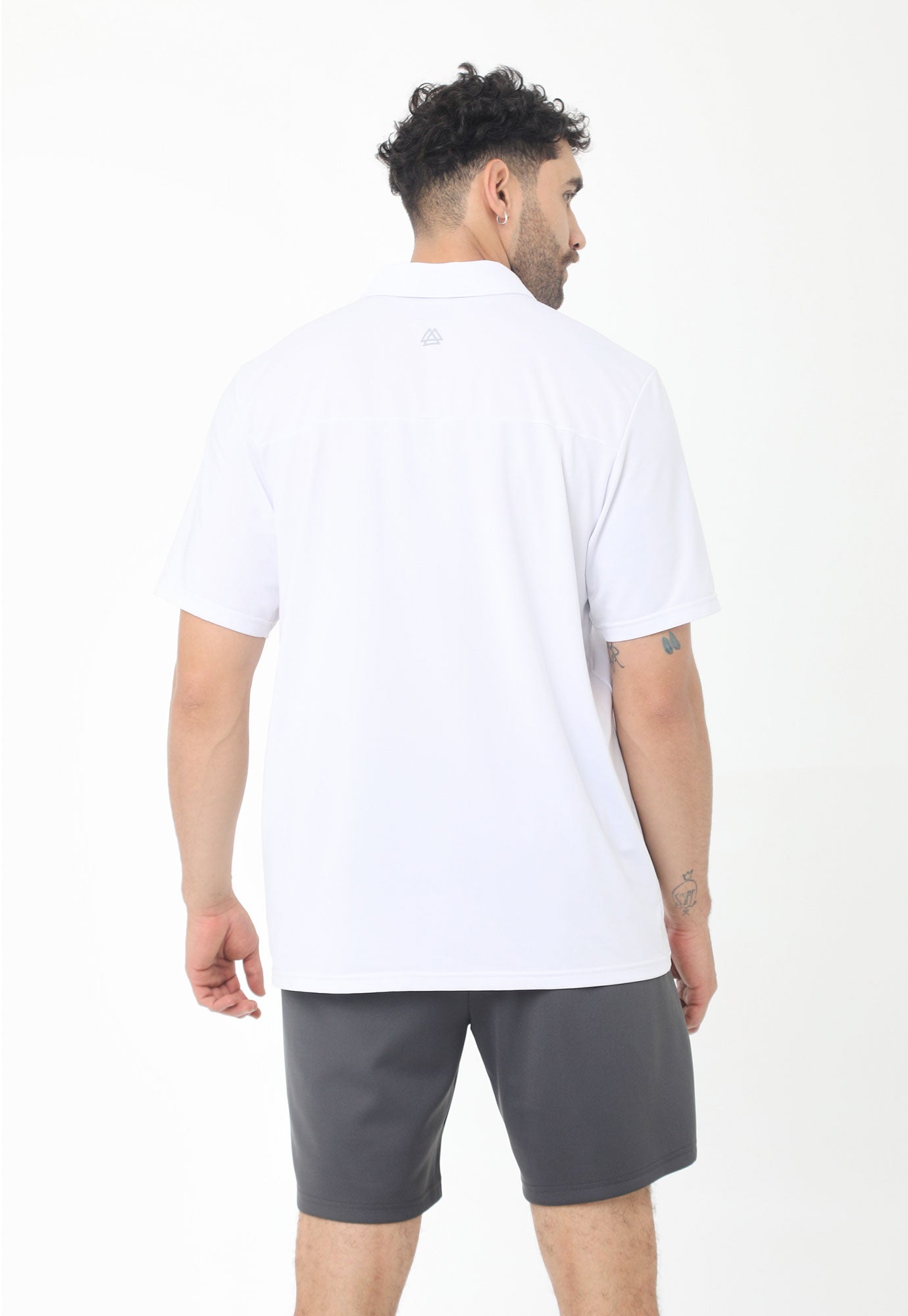 Camiseta polo deportiva blanca con perilla interna y almilla en tela contraste para hombre
