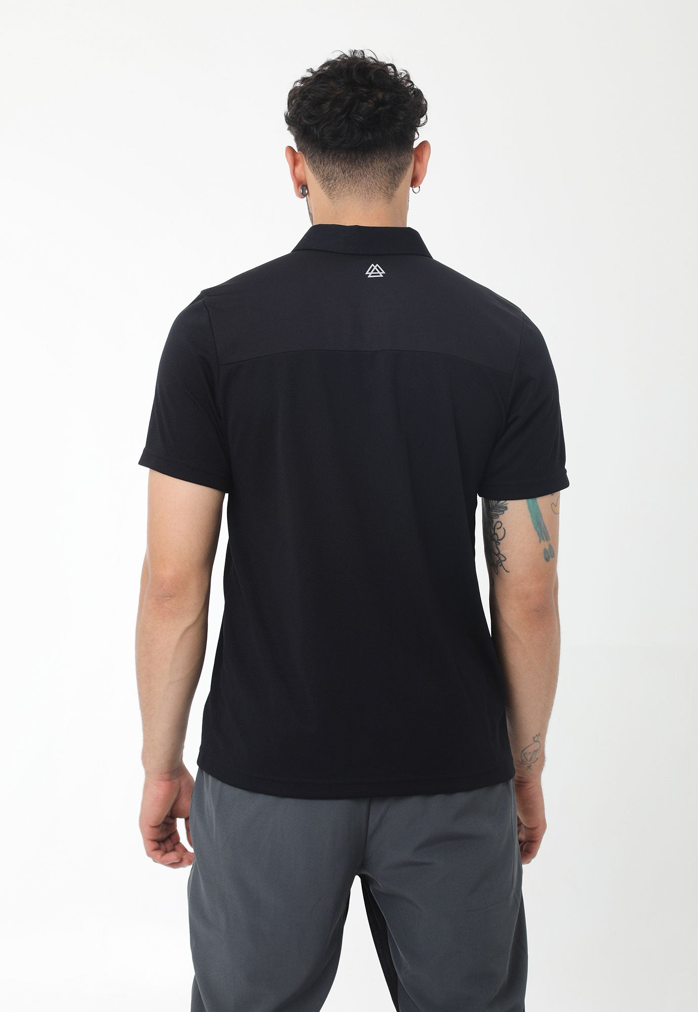 Camiseta deportiva tipo polo negra, almilla en tela contrasté, perilla interna ajuste perfecto  para hombre