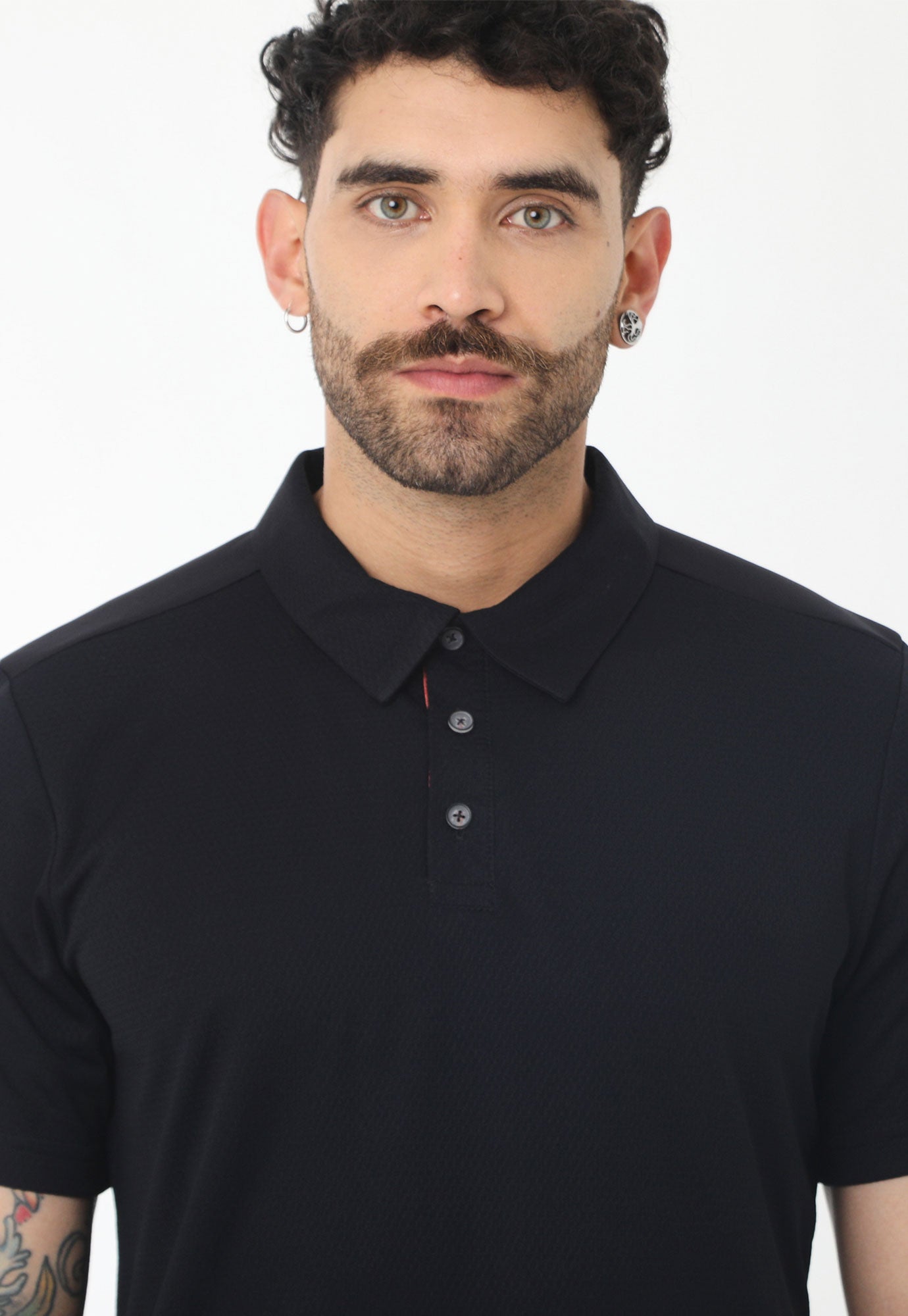 Camiseta deportiva tipo polo negra, almilla en tela contrasté, perilla interna ajuste perfecto  para hombre