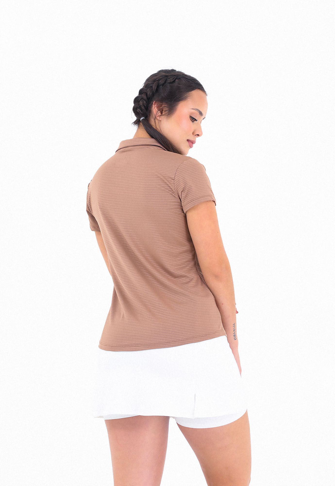 Camiseta deportiva taupe con cuello camisero y transfer reflectivo en frente para mujer