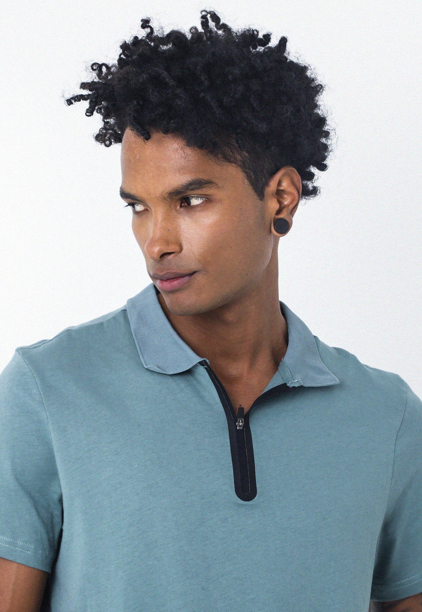 Camiseta tipo polo verde con cuello tejido y cierre termosellado en frente para hombre