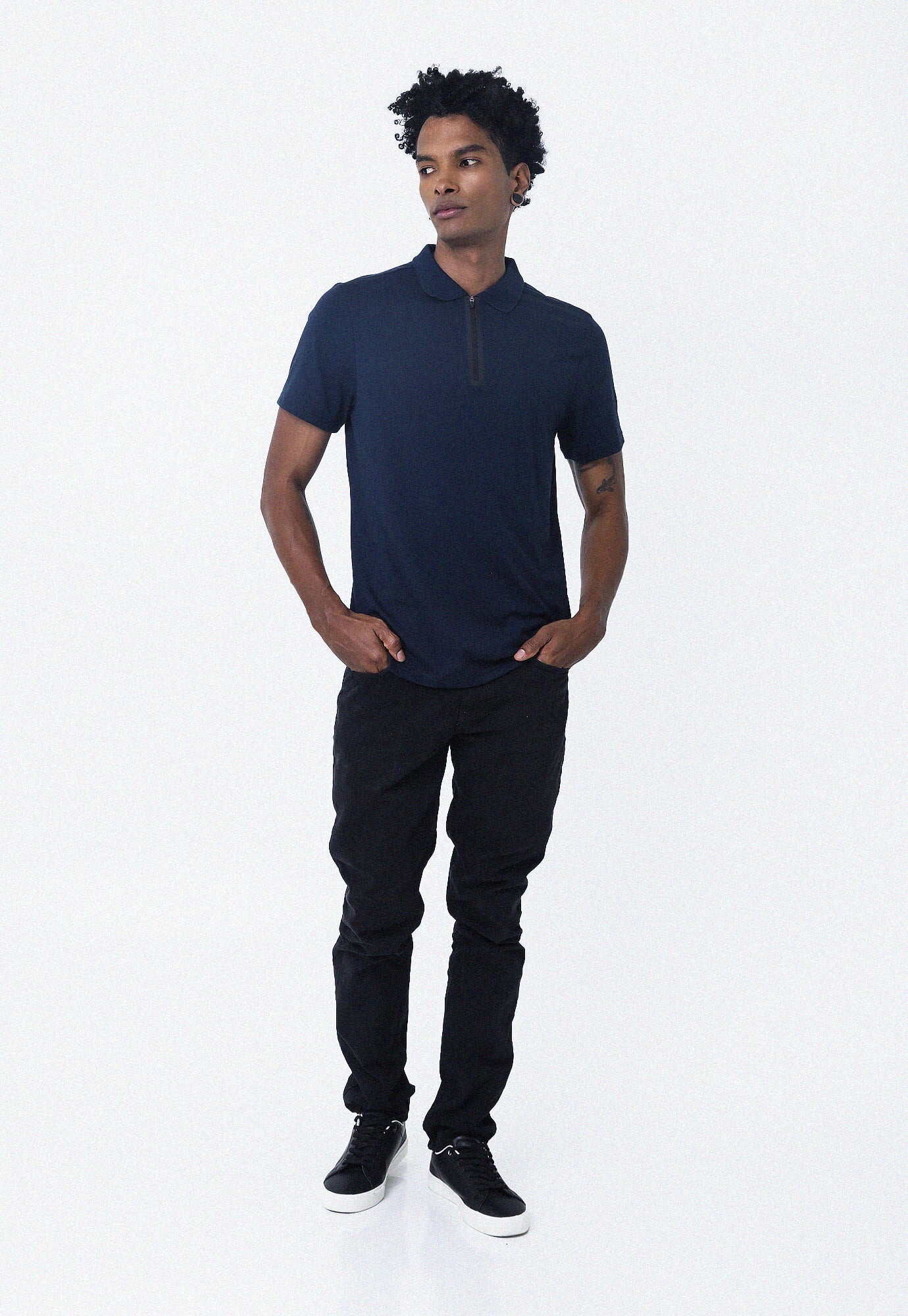 Camiseta tipo polo azul oscuro con cuello tejido y cierre termosellado en frente para hombre
