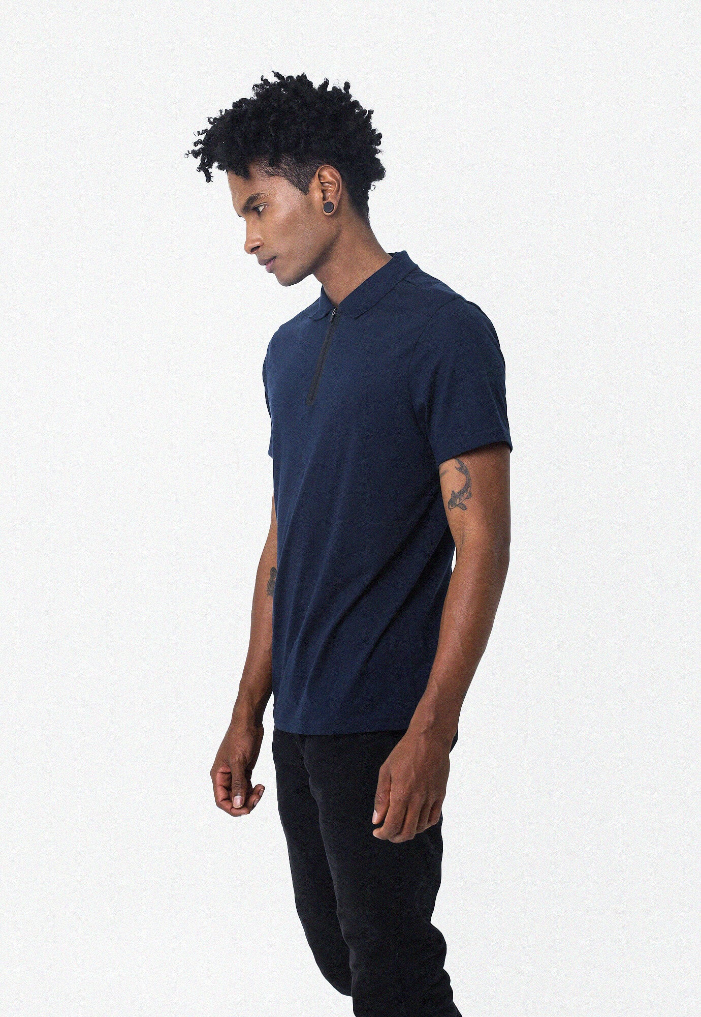 Camiseta tipo polo azul oscuro con cuello tejido y cierre termosellado en frente para hombre