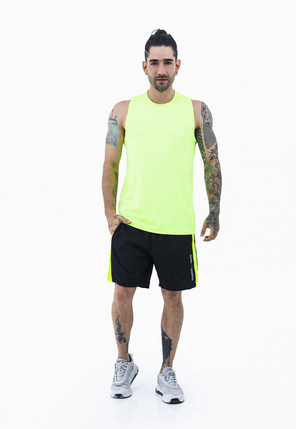 Camiseta deportiva manga sisa amarilla neon cuello redondo frente con diseño en corte laser en costados espalda en malla transpirable para hombre