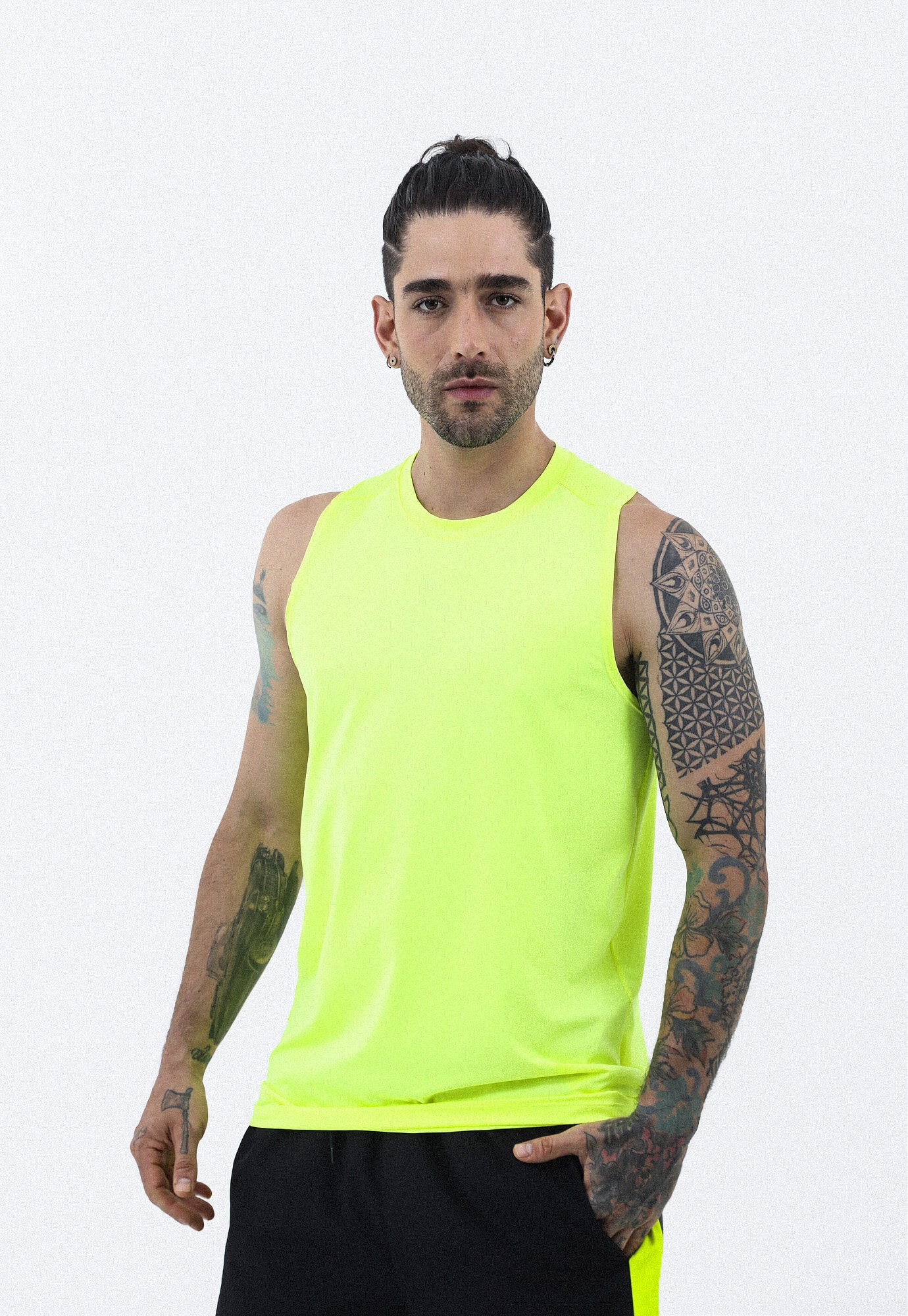 Camiseta deportiva manga sisa amarilla neon cuello redondo frente con diseño en corte laser en costados espalda en malla transpirable para hombre