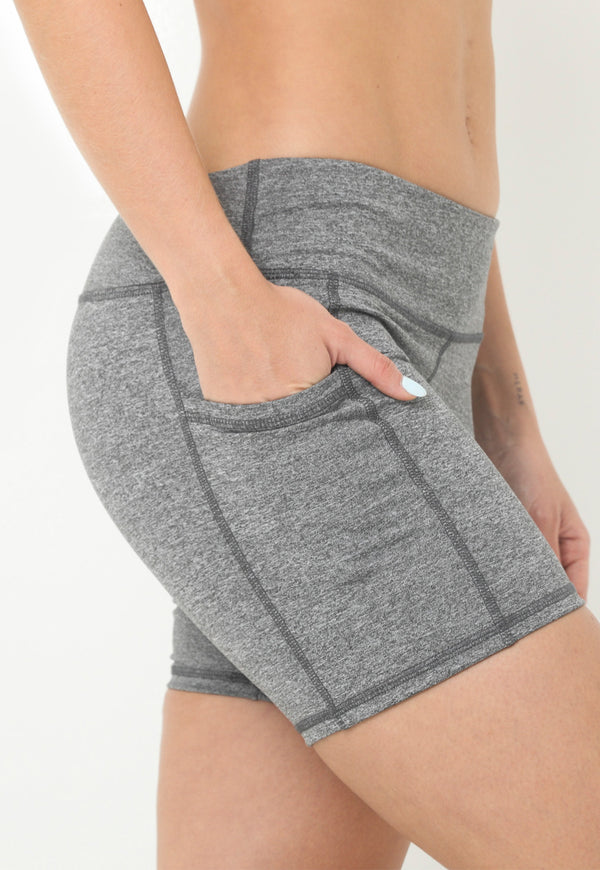 Ciclista deportivo gris con bolsillo lateral para mujer