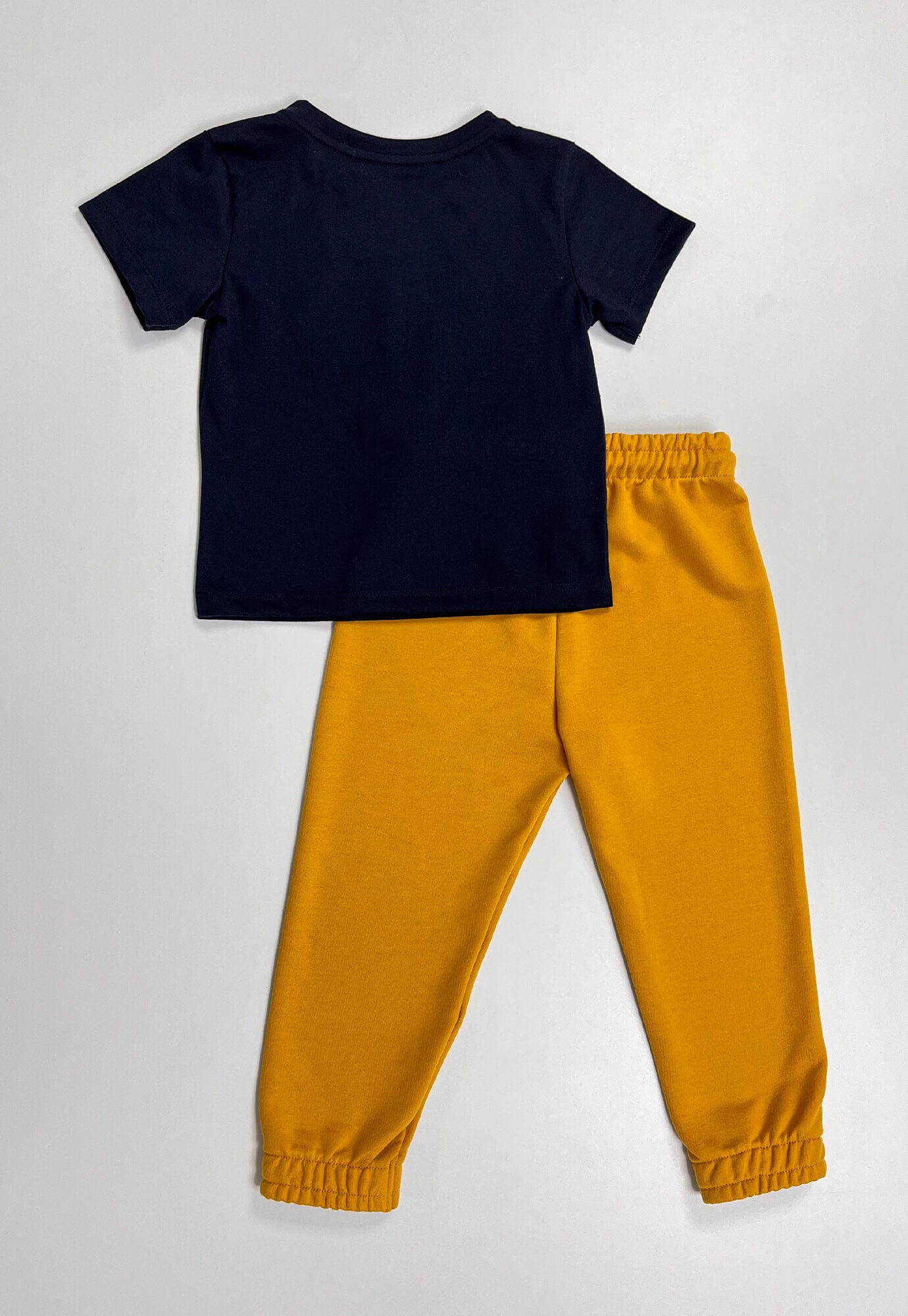 Conjunto de camiseta azul oscuro estampada y pantalón naranja tipo jogger para bebé niño