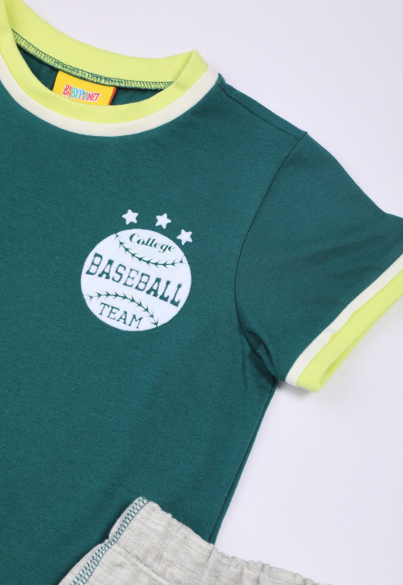 Conjunto De Camiseta Verde Esmeralda Con Estampado Y Pantalón Gris Para Bebé Niño