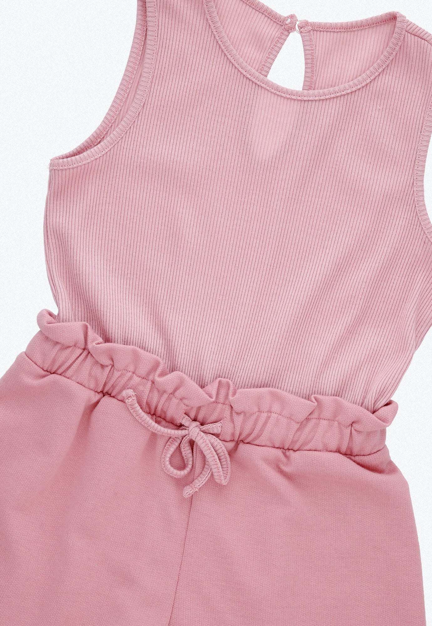Overol rosa claro con rib en la parte superior, con cintura elástica y abertura en espalda con botón para bebé niña