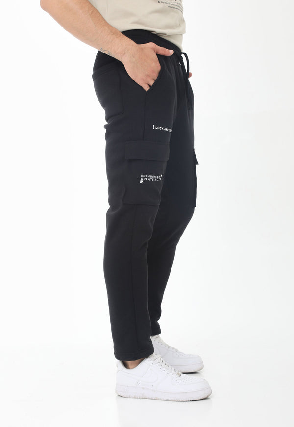 Pantalón negro tipo jogger, bolsillos tipo cargo, fondo entero, pretina con elástico y codón ajustable para hombre