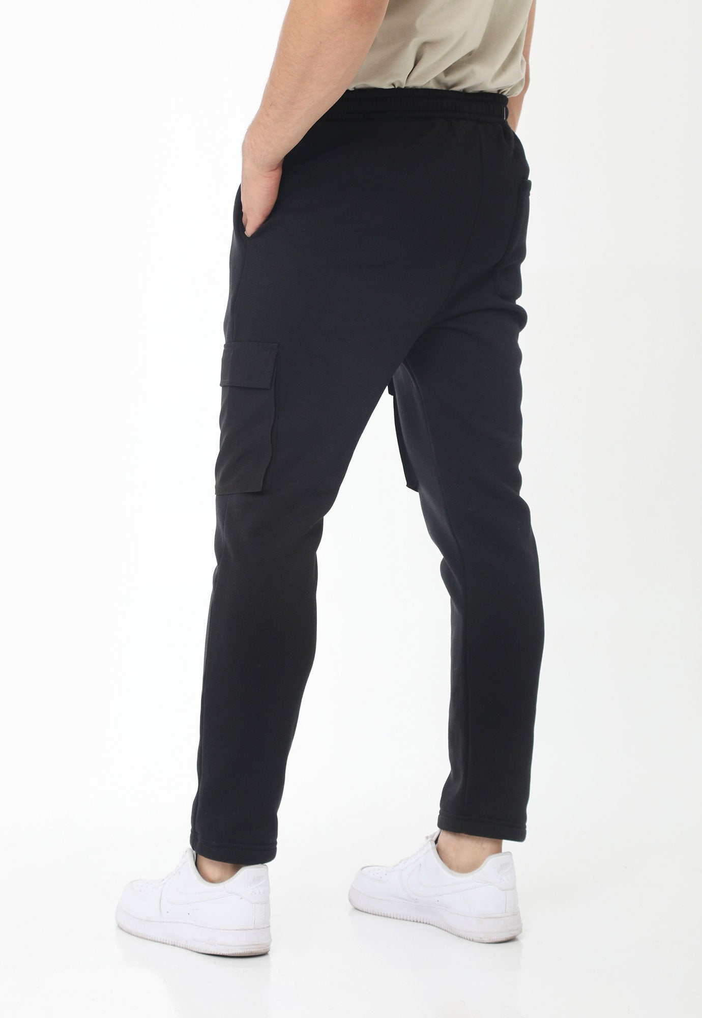 Pantalón negro tipo jogger, bolsillos tipo cargo, fondo entero, pretina con elástico y codón ajustable para hombre