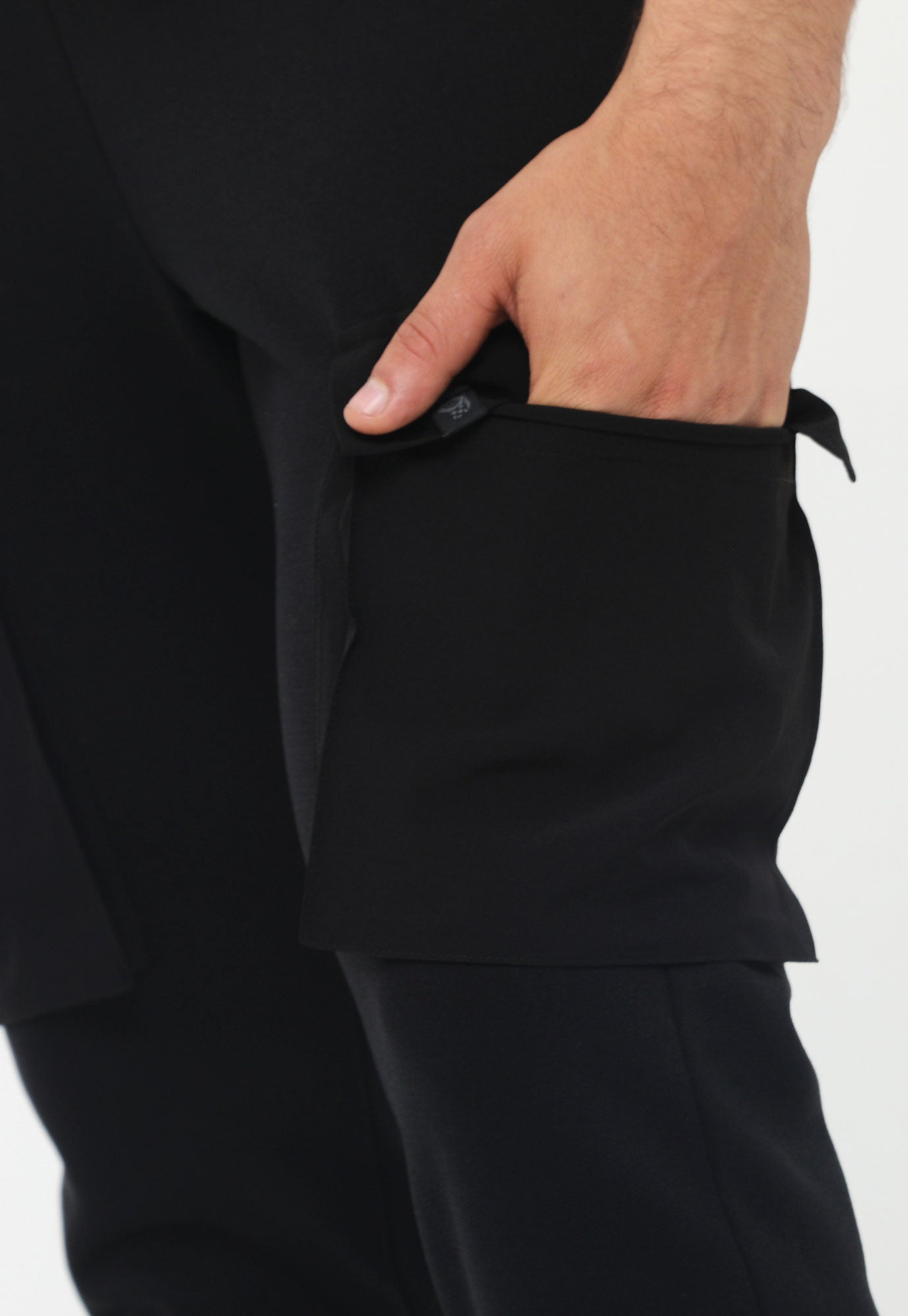 Pantalón negro tipo jogger, bolsillos tipo cargo, fondo entero, pretina con elástico y codón ajustable para hombre