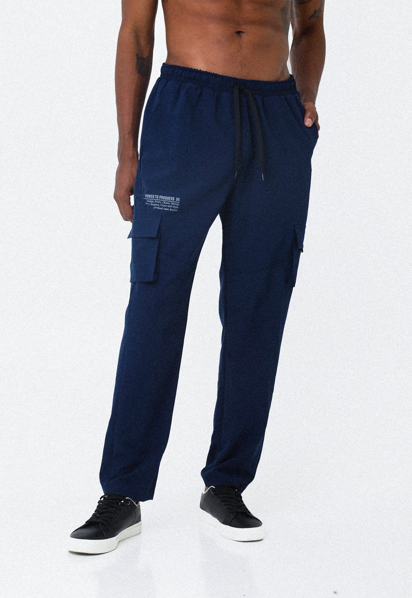 Pantalón azul oscuro con bolsillos frontales diagonales para hombre