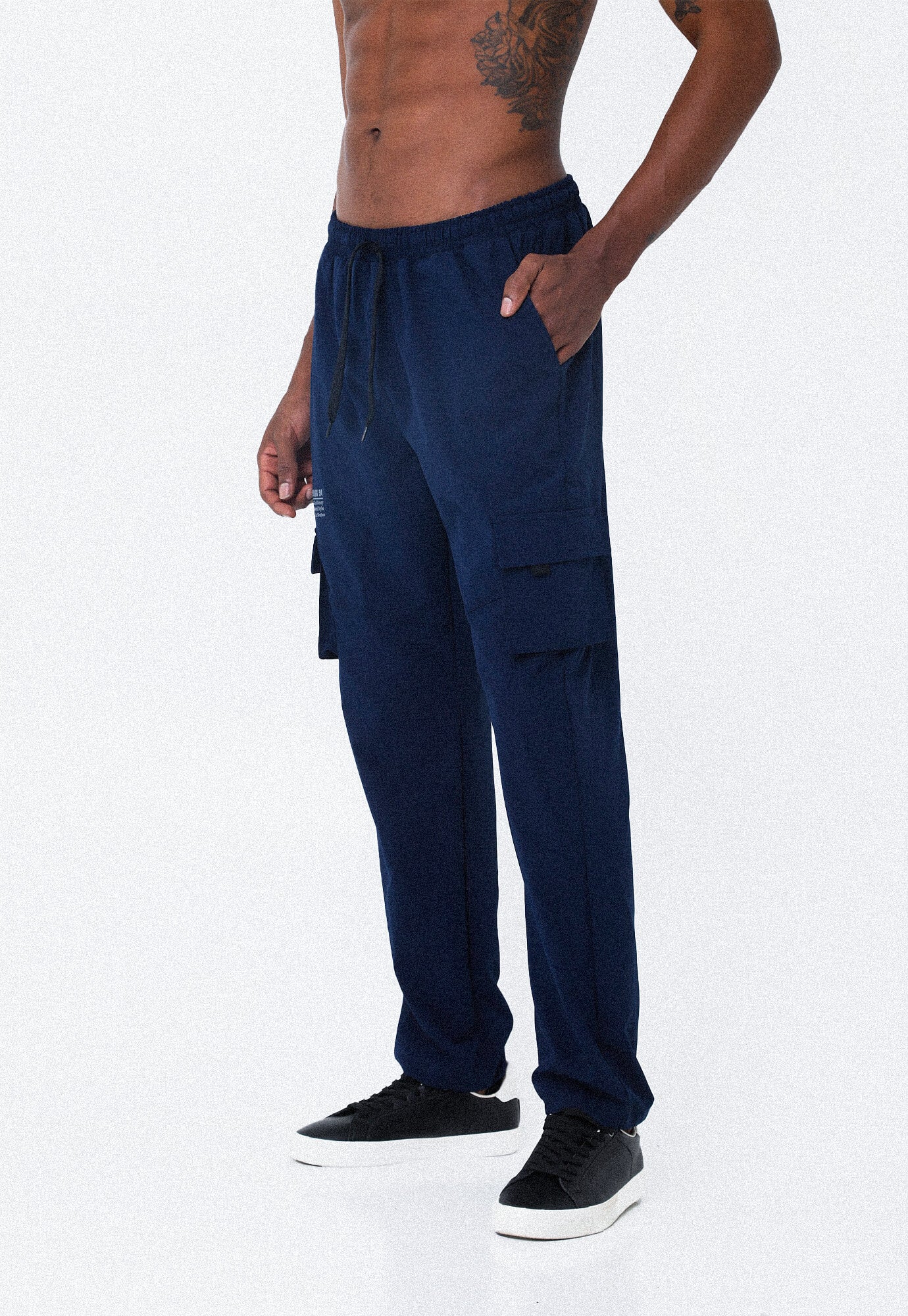 Pantalón azul oscuro con bolsillos frontales diagonales para hombre