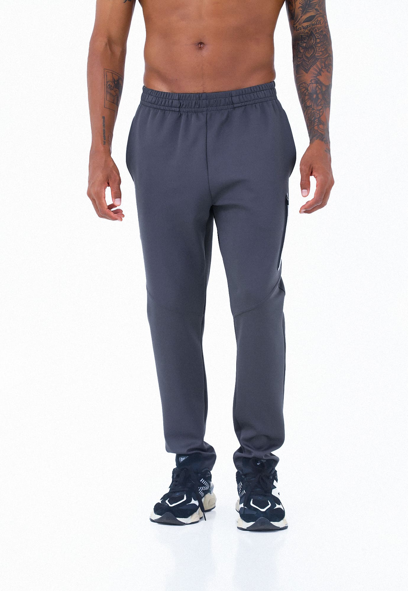 Pantalón deportivo gris con pretina elástica y bolsillos funcionales para hombre