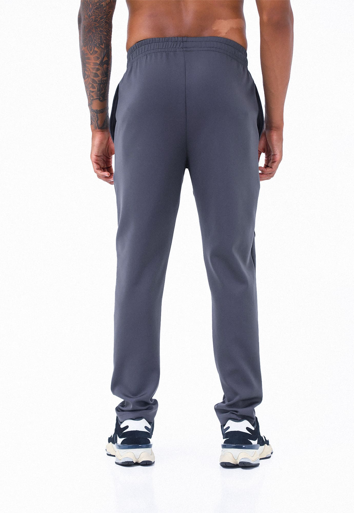 Pantalón deportivo gris con pretina elástica y bolsillos funcionales para hombre