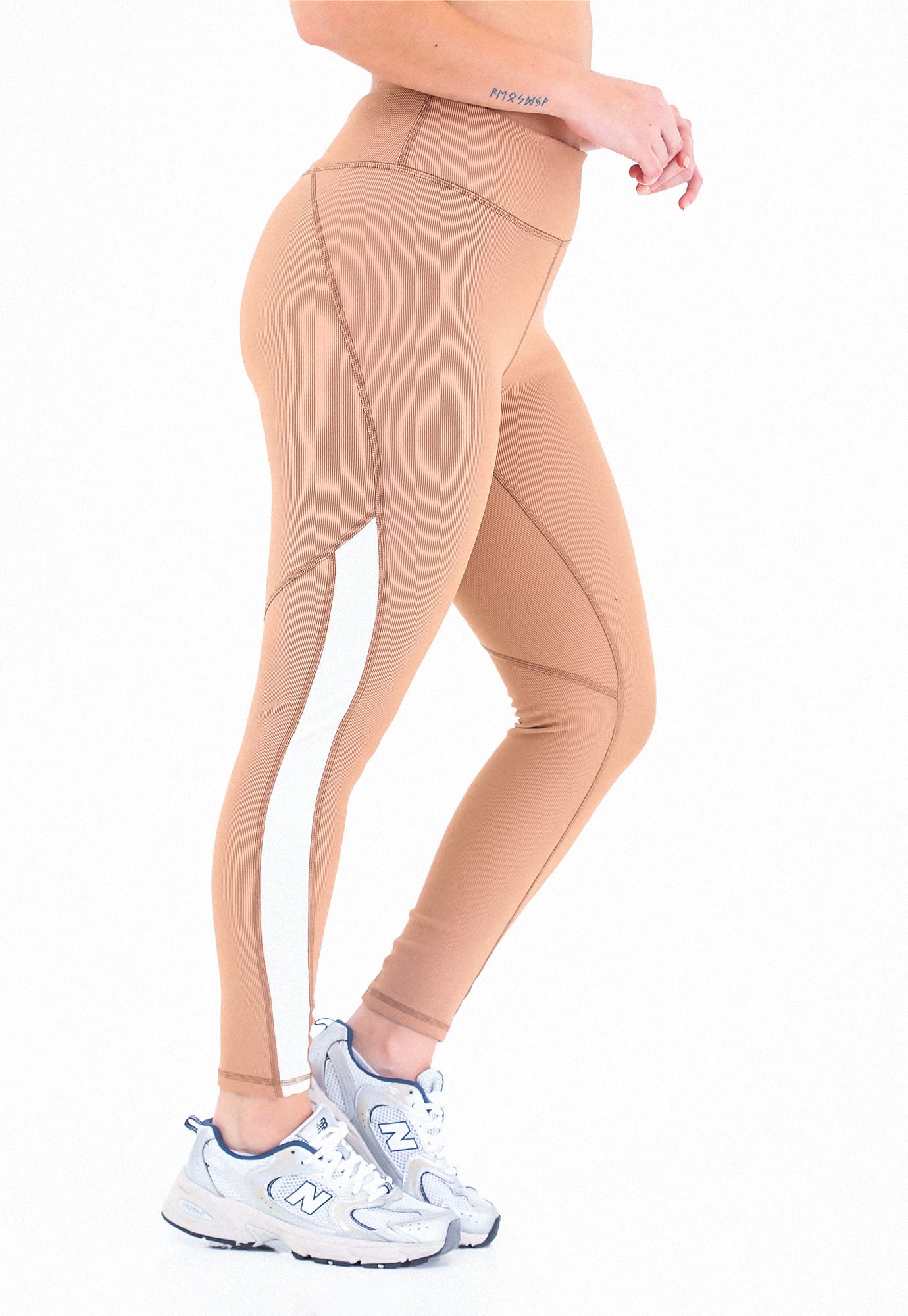 Legging deportivo café taupe con bloque lateral con corte y elástico interno en cintura para mujer