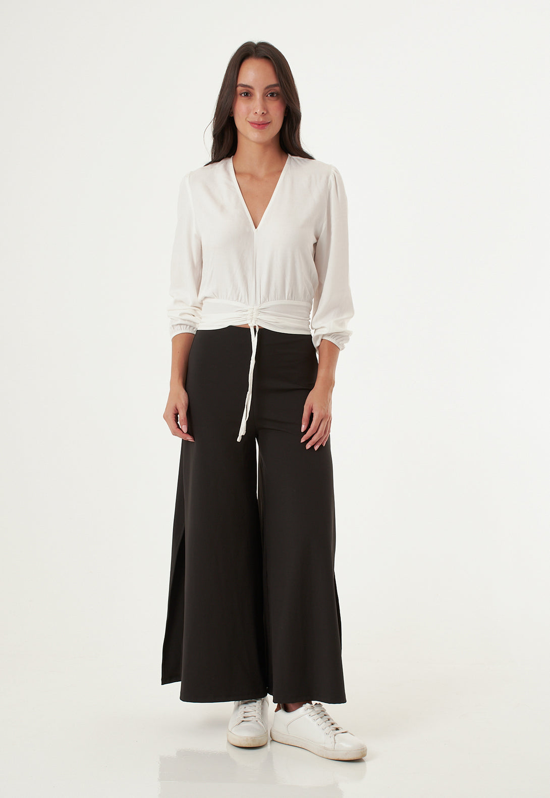 Blusa con escote en V y ajuste en frente.