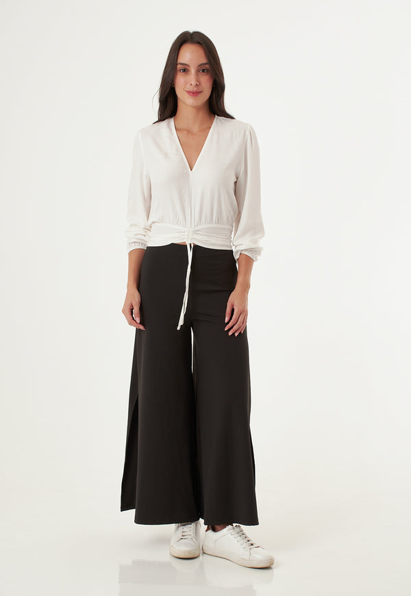 Blusa con escote en V y ajuste en frente.