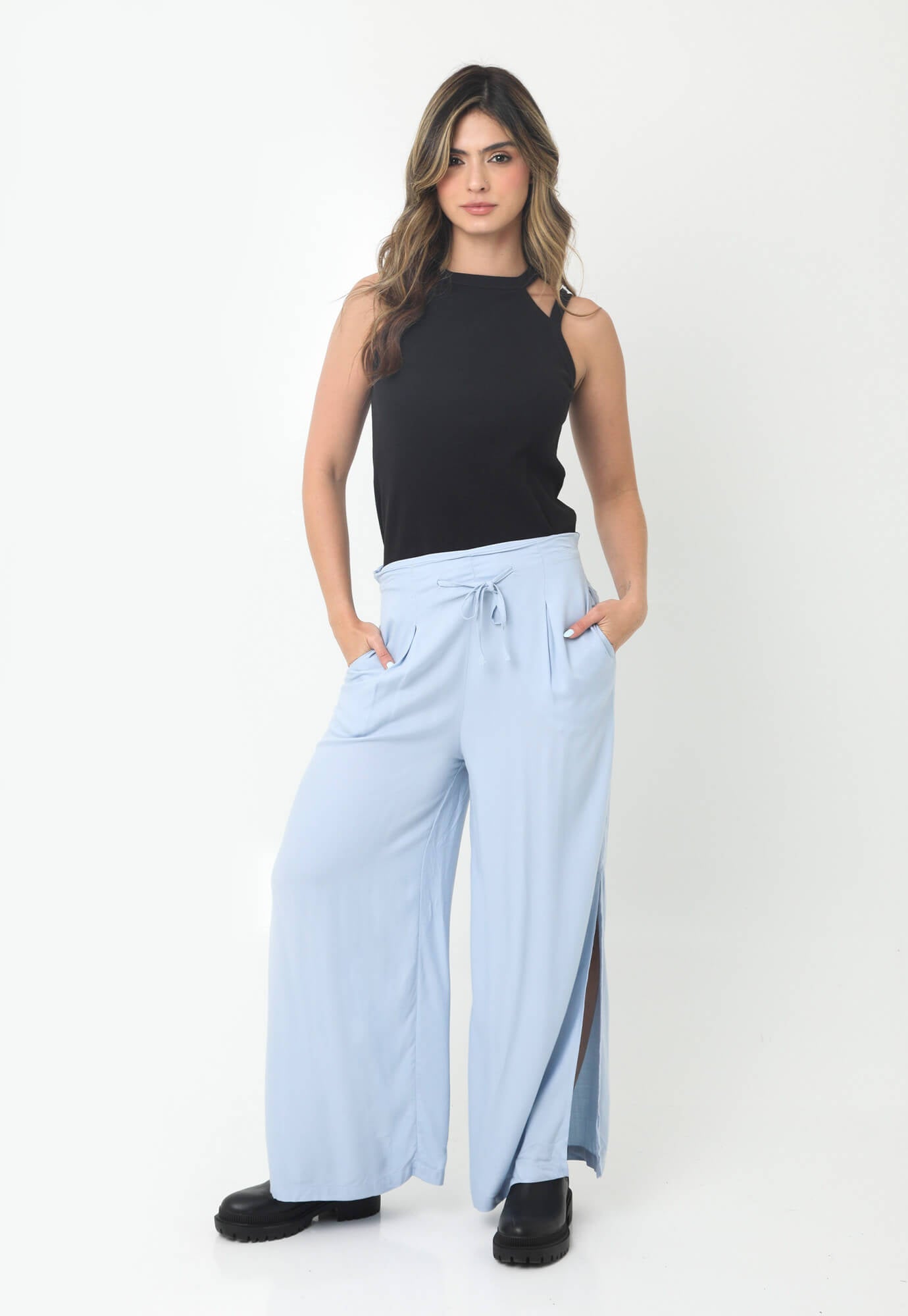 Pantalón azul cobalto con bolsillos frontales y aberturas laterales en bota para mujer