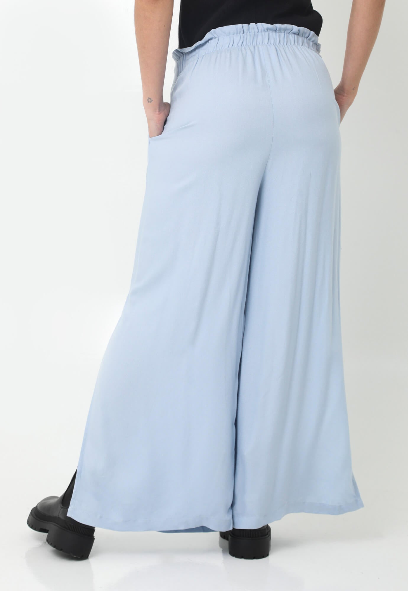 Pantalón azul cobalto con bolsillos frontales y aberturas laterales en bota para mujer