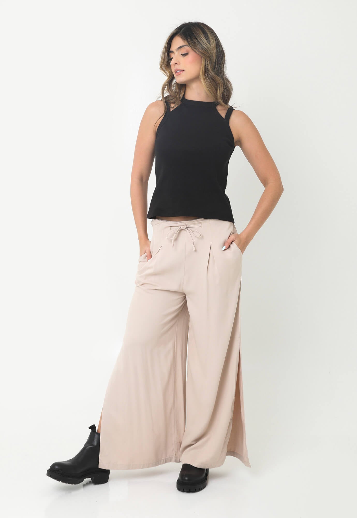 Pantalón arena cobalto con bolsillos frontales y aberturas laterales en bota para mujer