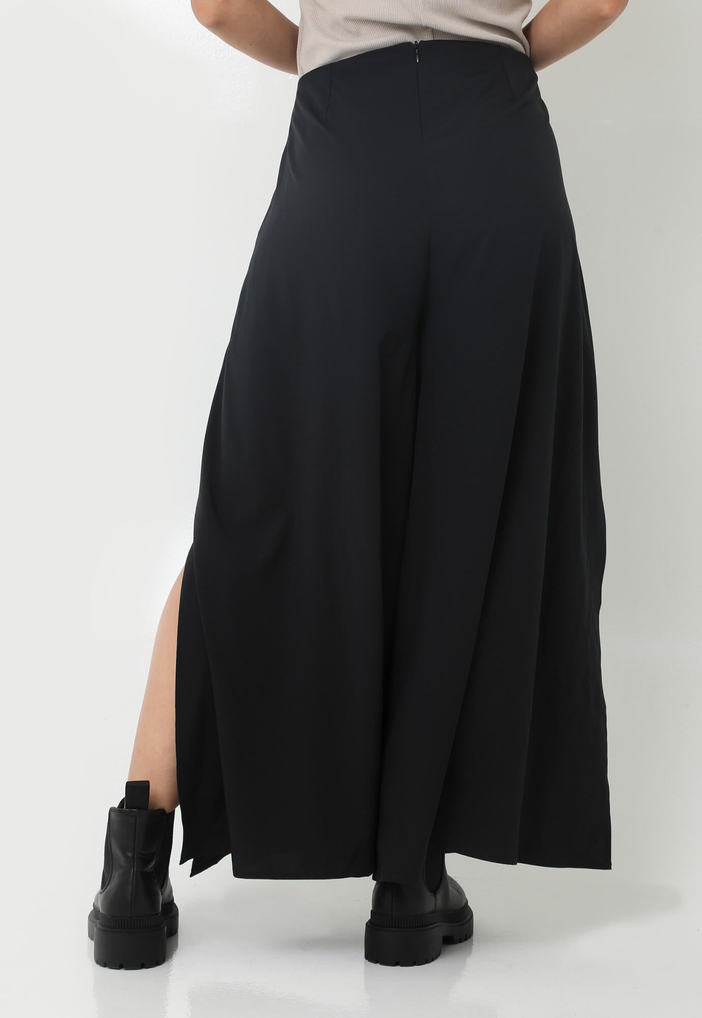 Pantalón negro con aberturas laterales en bota y cierre en trasero para mujer