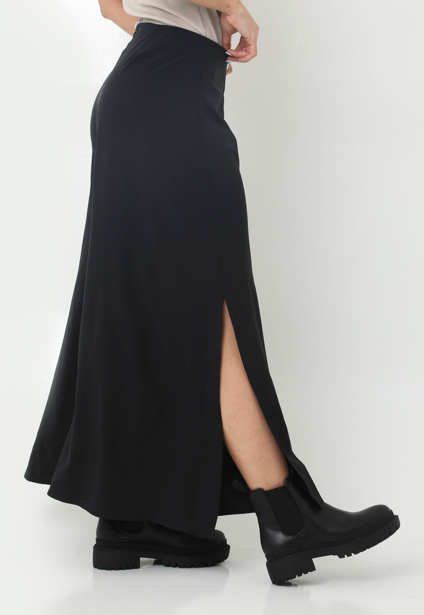 Pantalón negro con aberturas laterales en bota y cierre en trasero para mujer