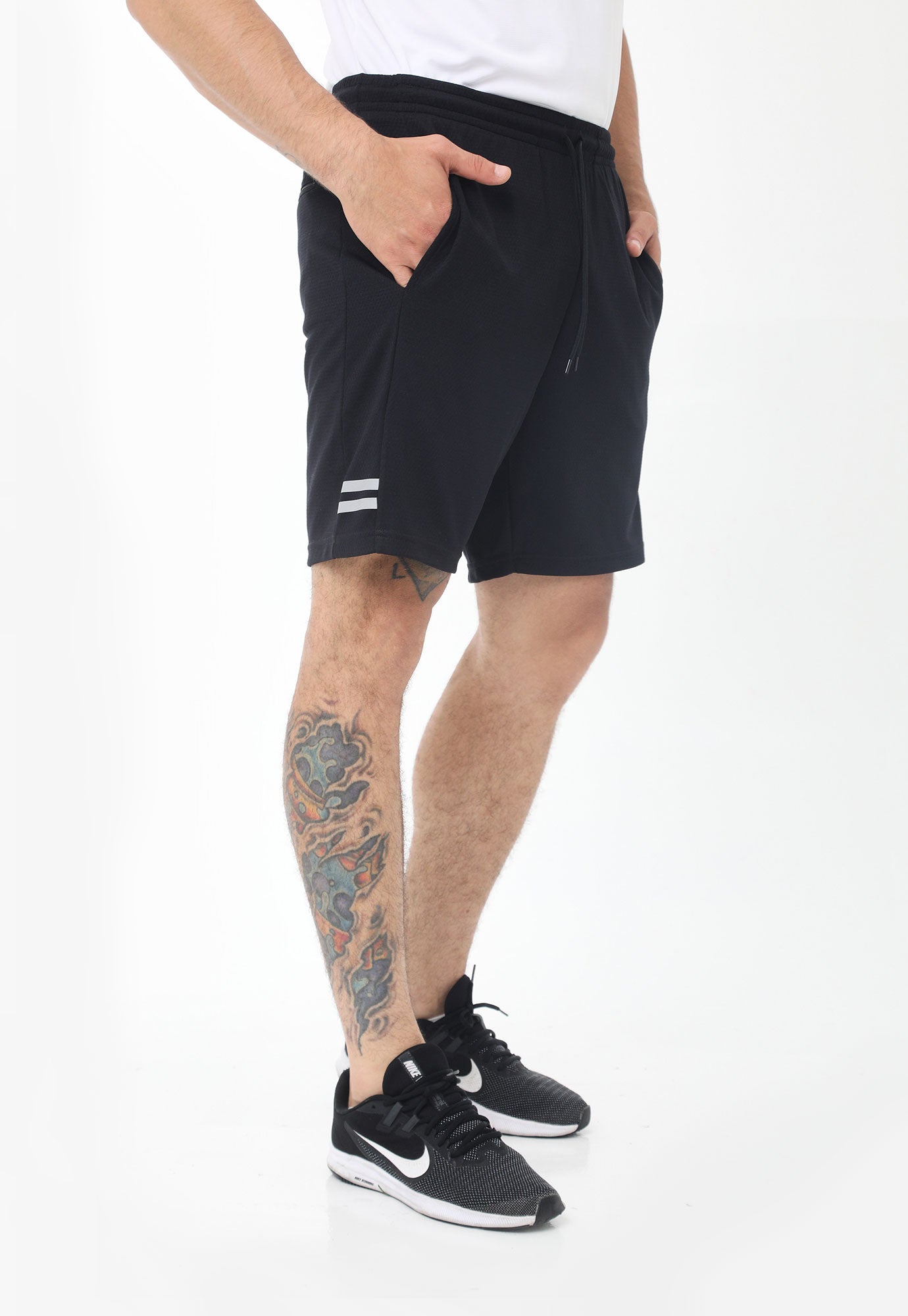Pantaloneta deportiva negra fondo entero, bolsillos laterales y bolsillo en posterior con cierre para hombre