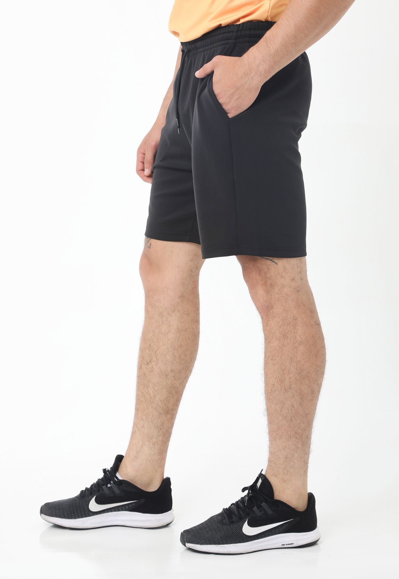 Pantaloneta deportiva negra  fondo entero, cintura con elástico y cordón ajustable para hombre