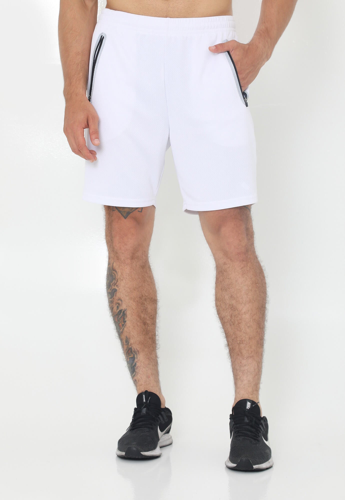 Pantaloneta Deportiva Blanca Con Detalle Reflectivo En Los Bolsillos Para Hombre