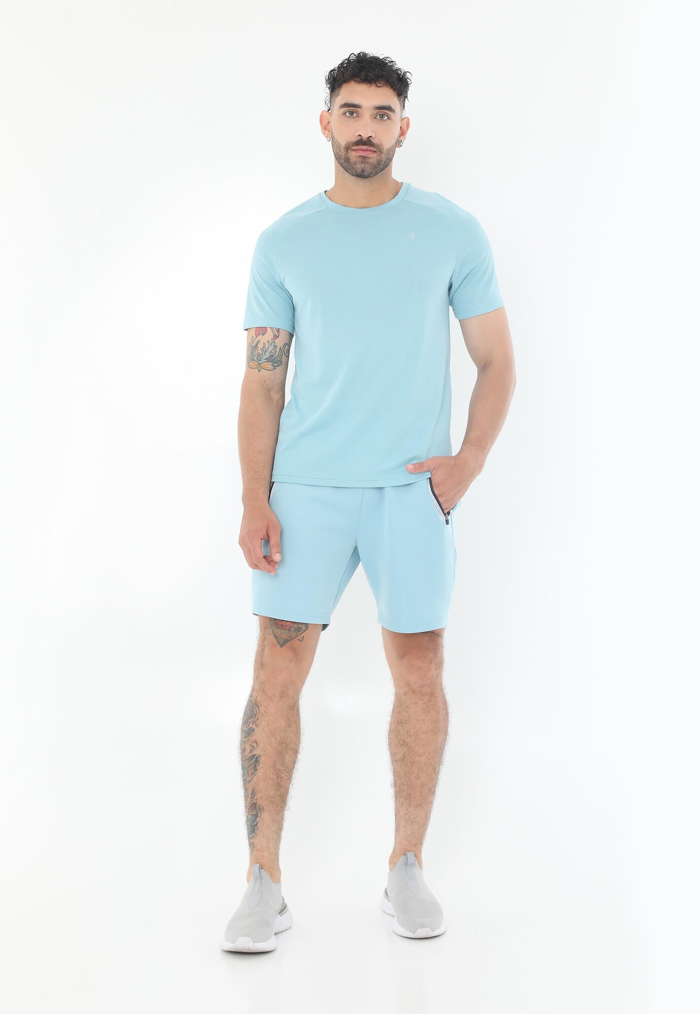 Pantaloneta Deportiva Azul Con Detalle Reflectivo En Los Bolsillos Para Hombre