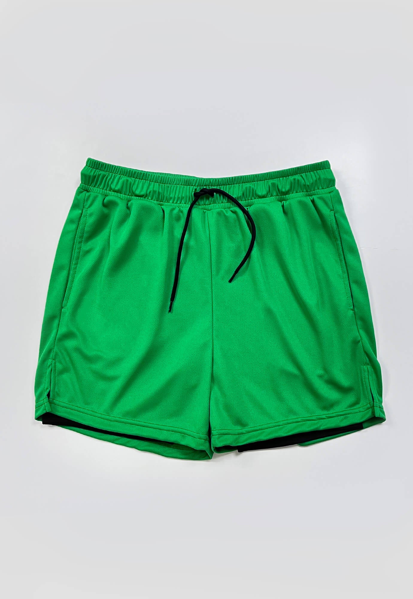 Short deportivo verde oscuro fondo entero, ciclista interno, cordón ajustable y bolsillos laterales para hombre
