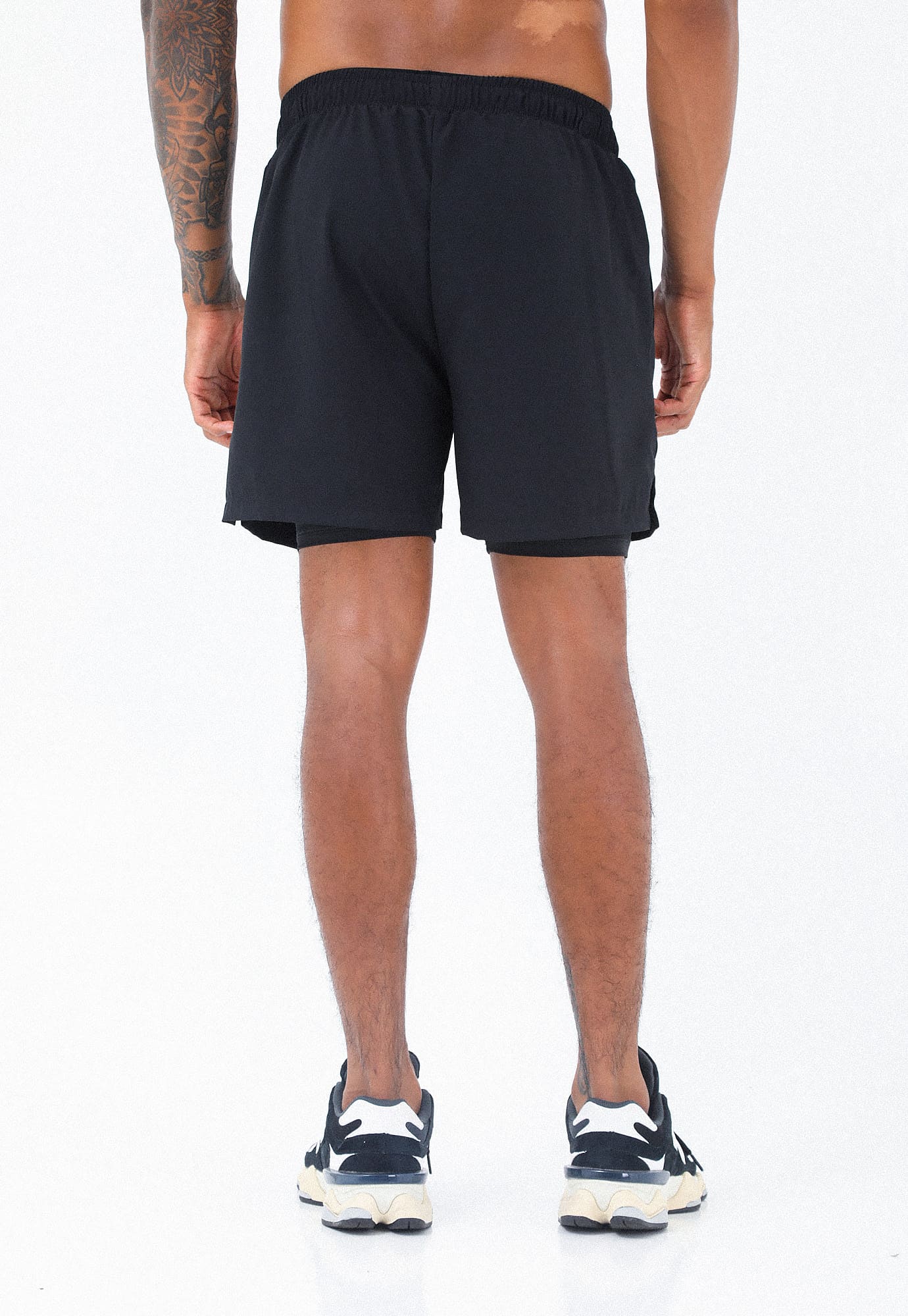Pantaloneta deportiva negra con laterales reflectivos y detalle reflectivo en lateral para hombre