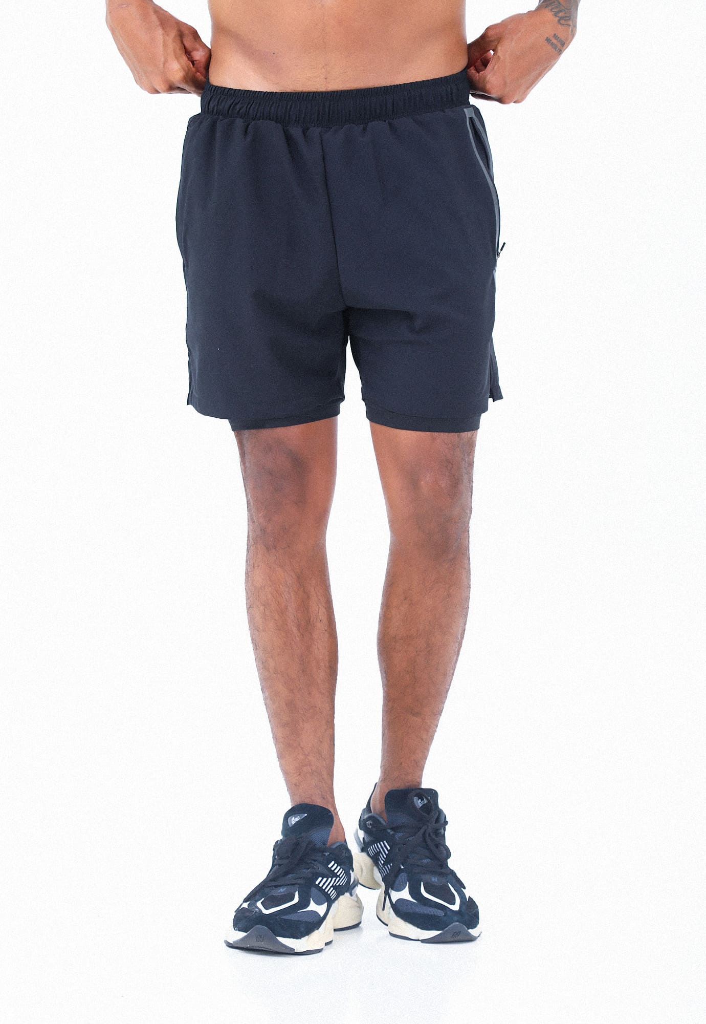 Pantaloneta deportiva negra con laterales reflectivos y detalle reflectivo en lateral para hombre