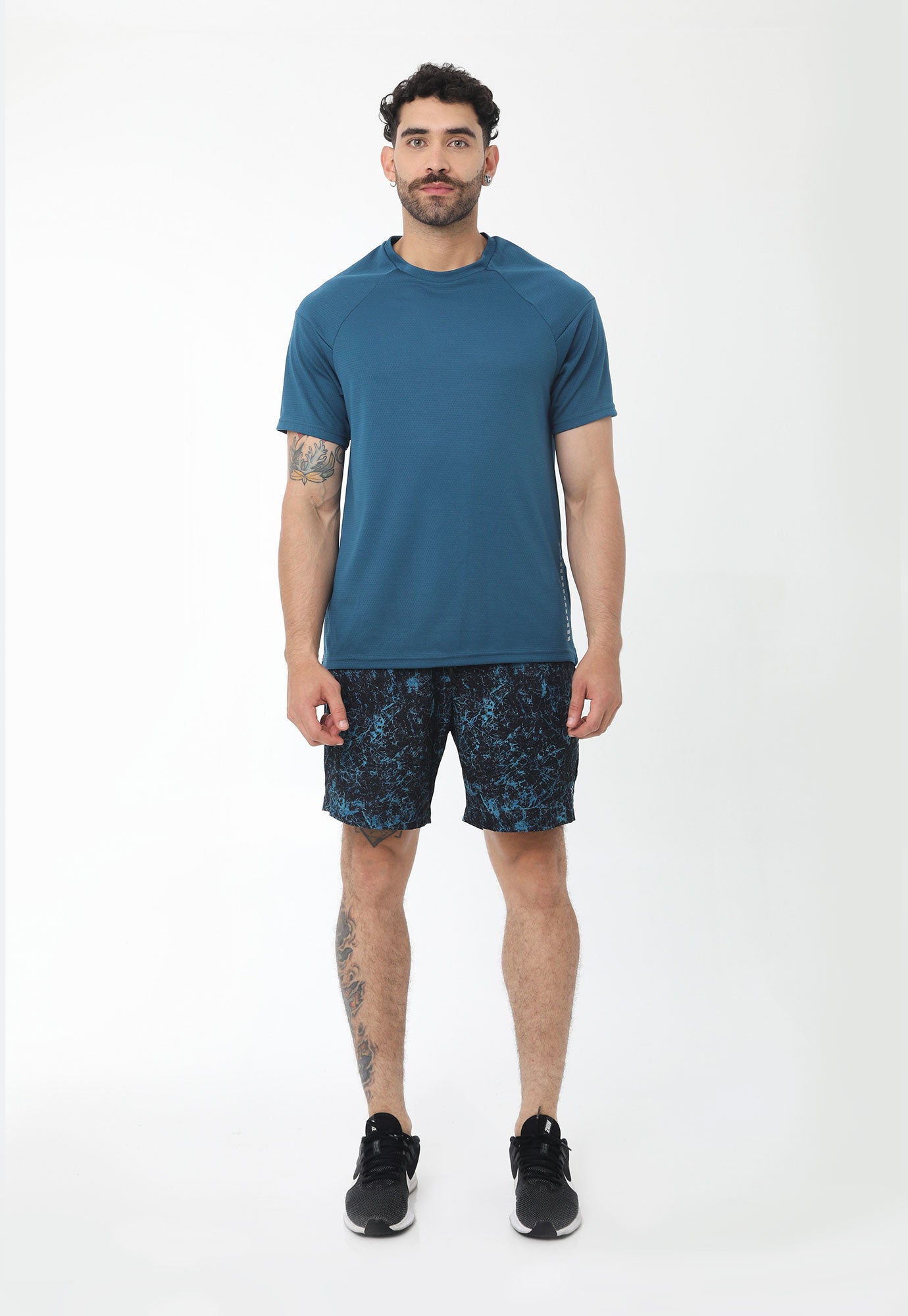 Pantaloneta deportiva azul sublimada, ciclista interno, tela impermeable y cordón ajustable para hombre