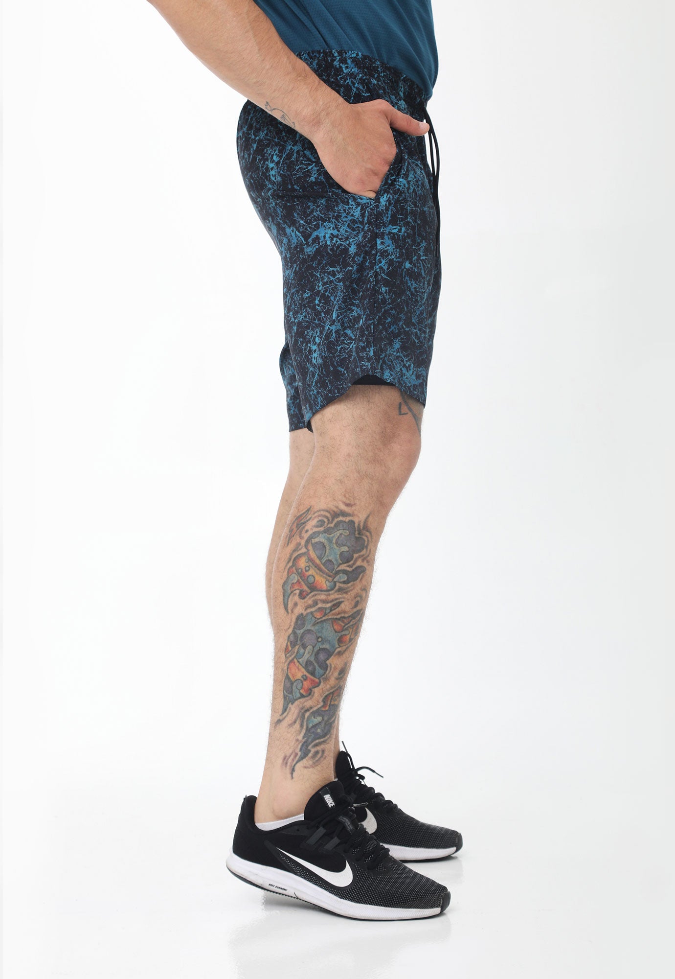 Pantaloneta deportiva azul sublimada, ciclista interno, tela impermeable y cordón ajustable para hombre